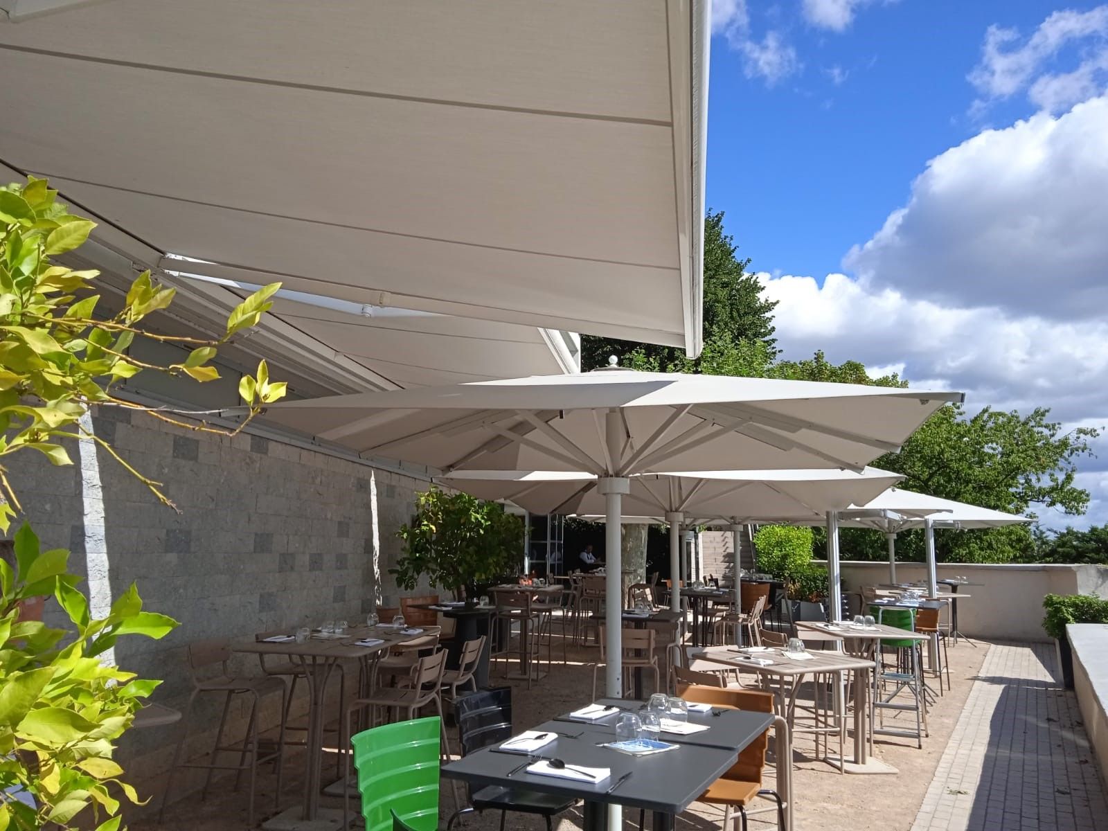 Parasols installés pour terrasse de restaurant