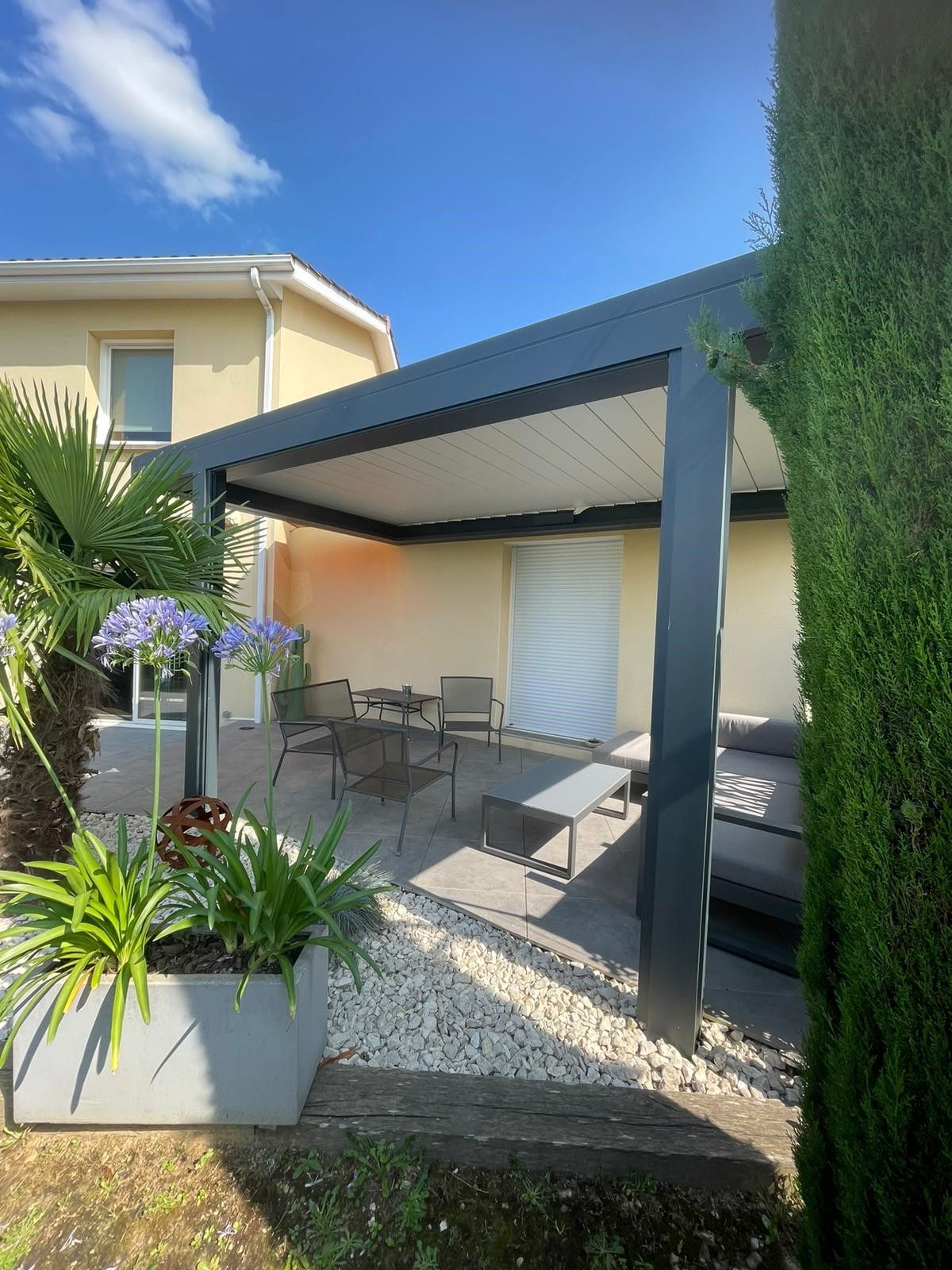 Grande pergola moderne noire et blanche