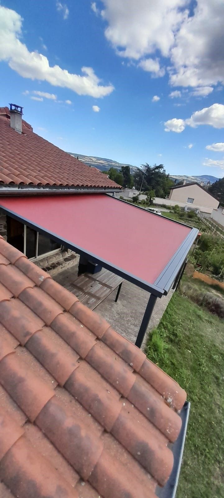 Pergola rouge en plongée installée chez un particulier