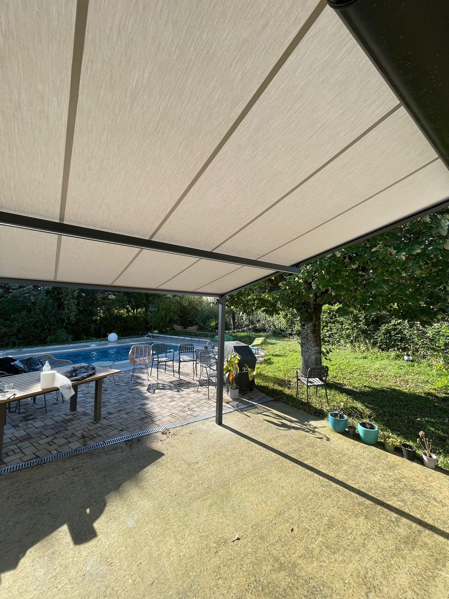 Pergola beige en contreplongée