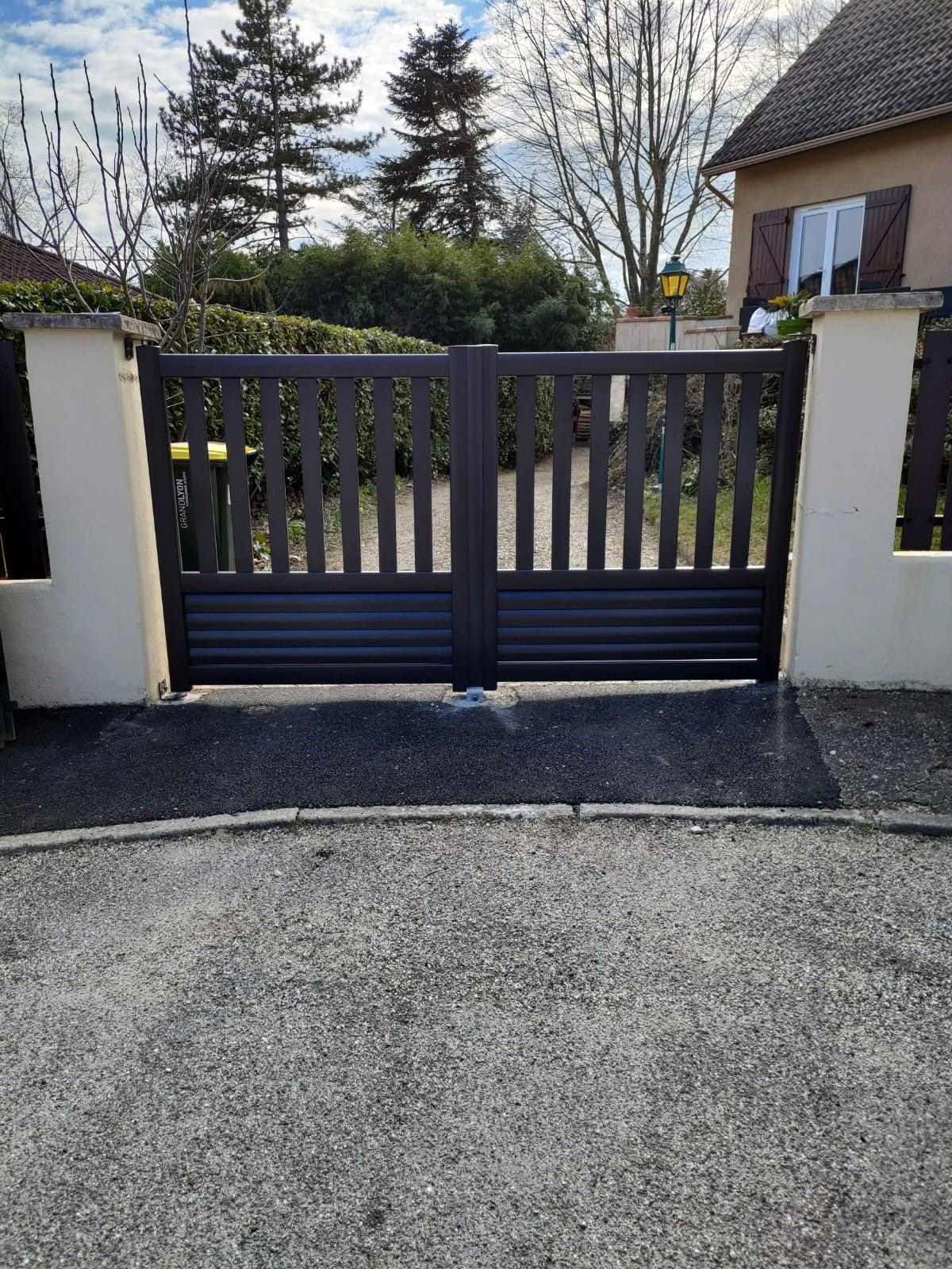 Portail moderne ajouré noir