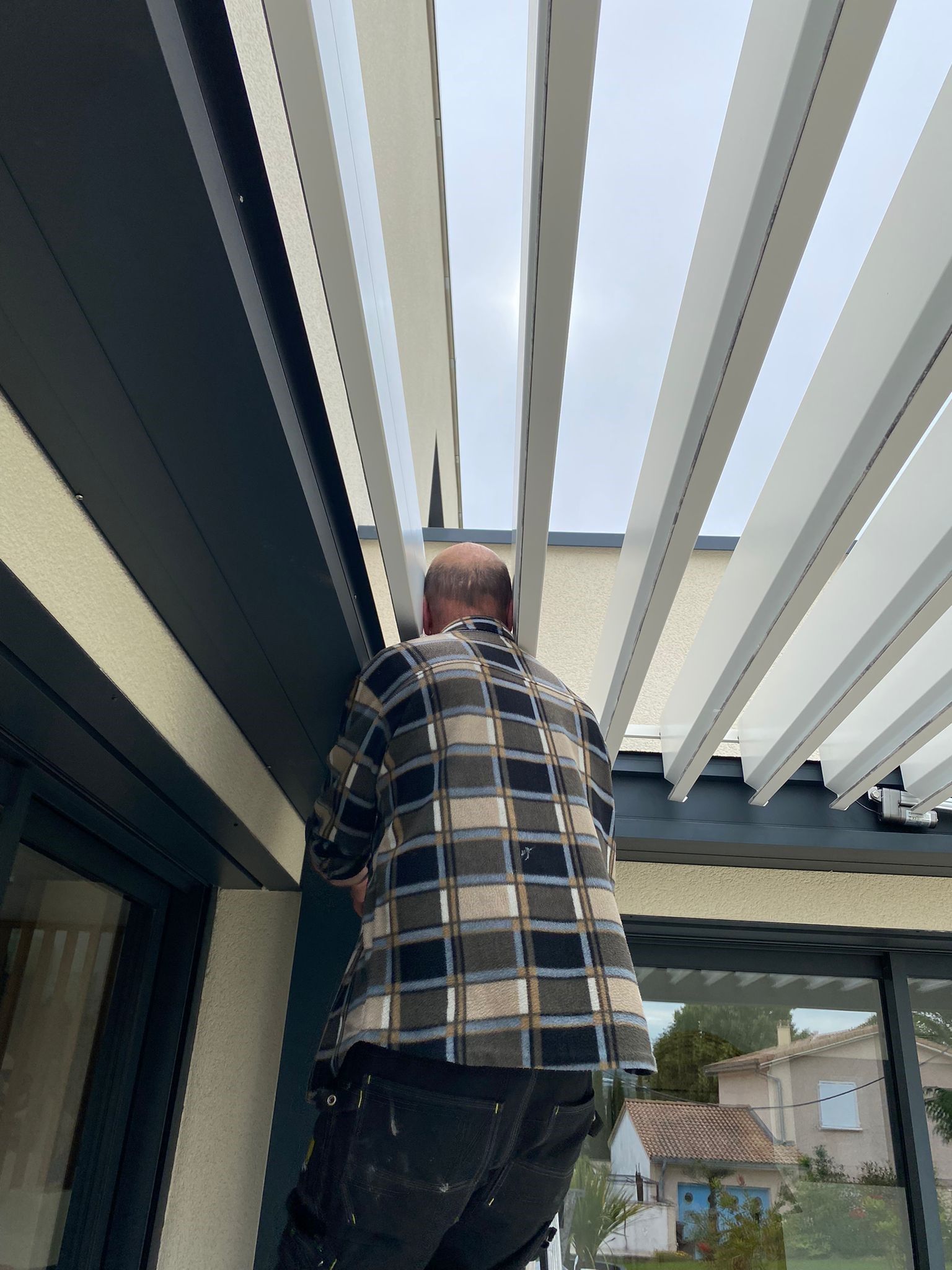 Pose de pergola en cours par un professionnel