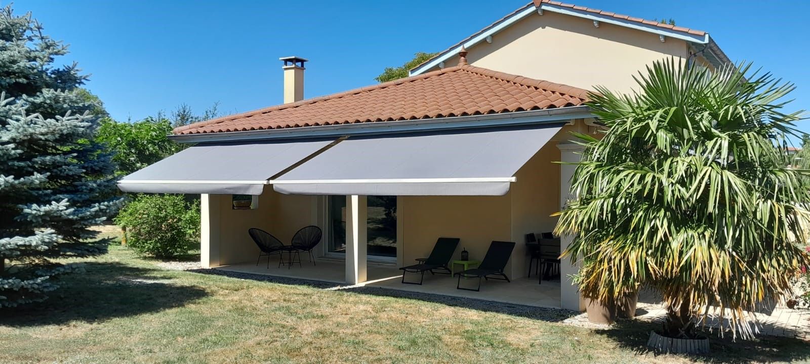 Deux stores protégeant la terrasse d'un particulier
