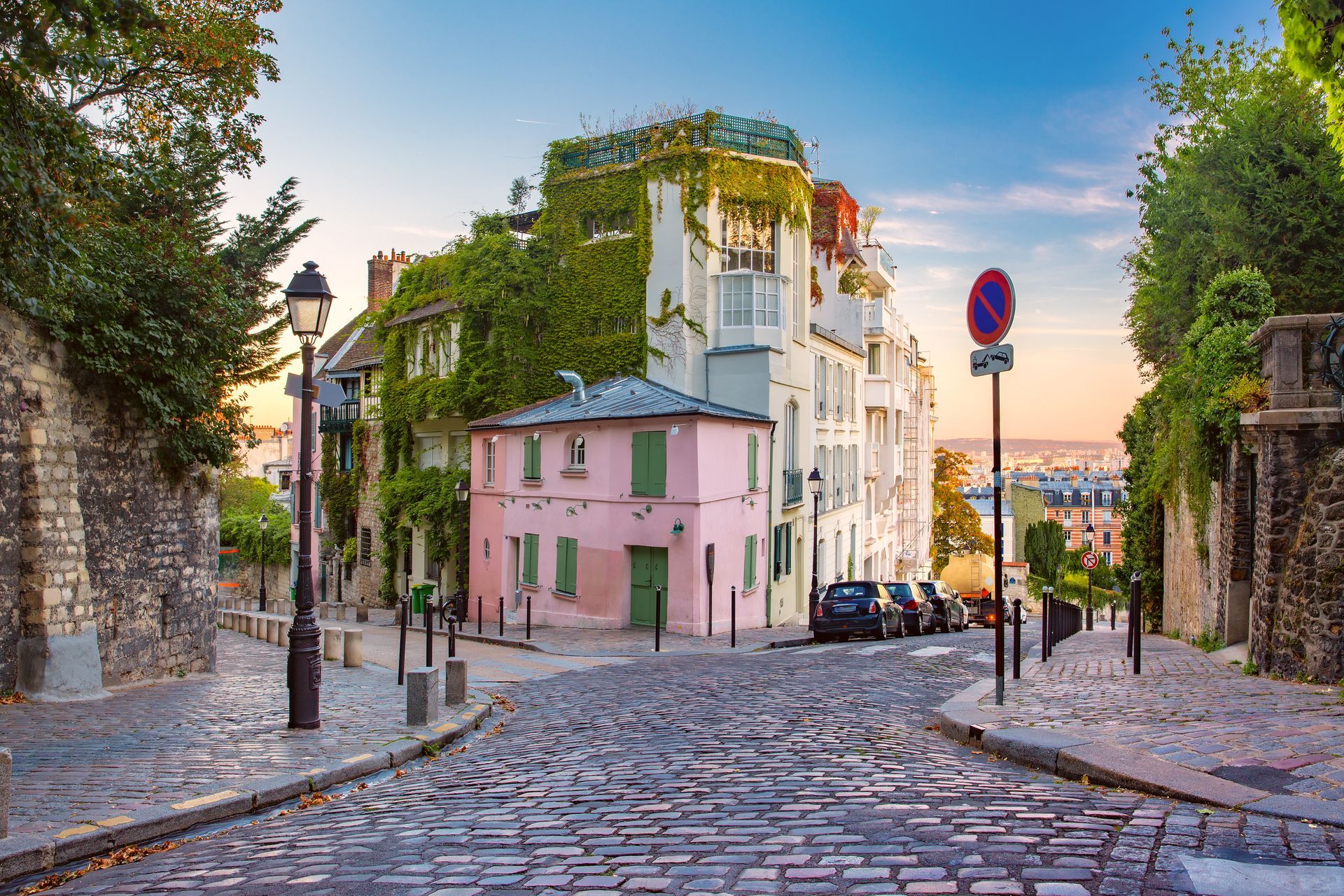 La maison rose du quartier de Montmartre, à Paris, avec une lumière de fin de journée.