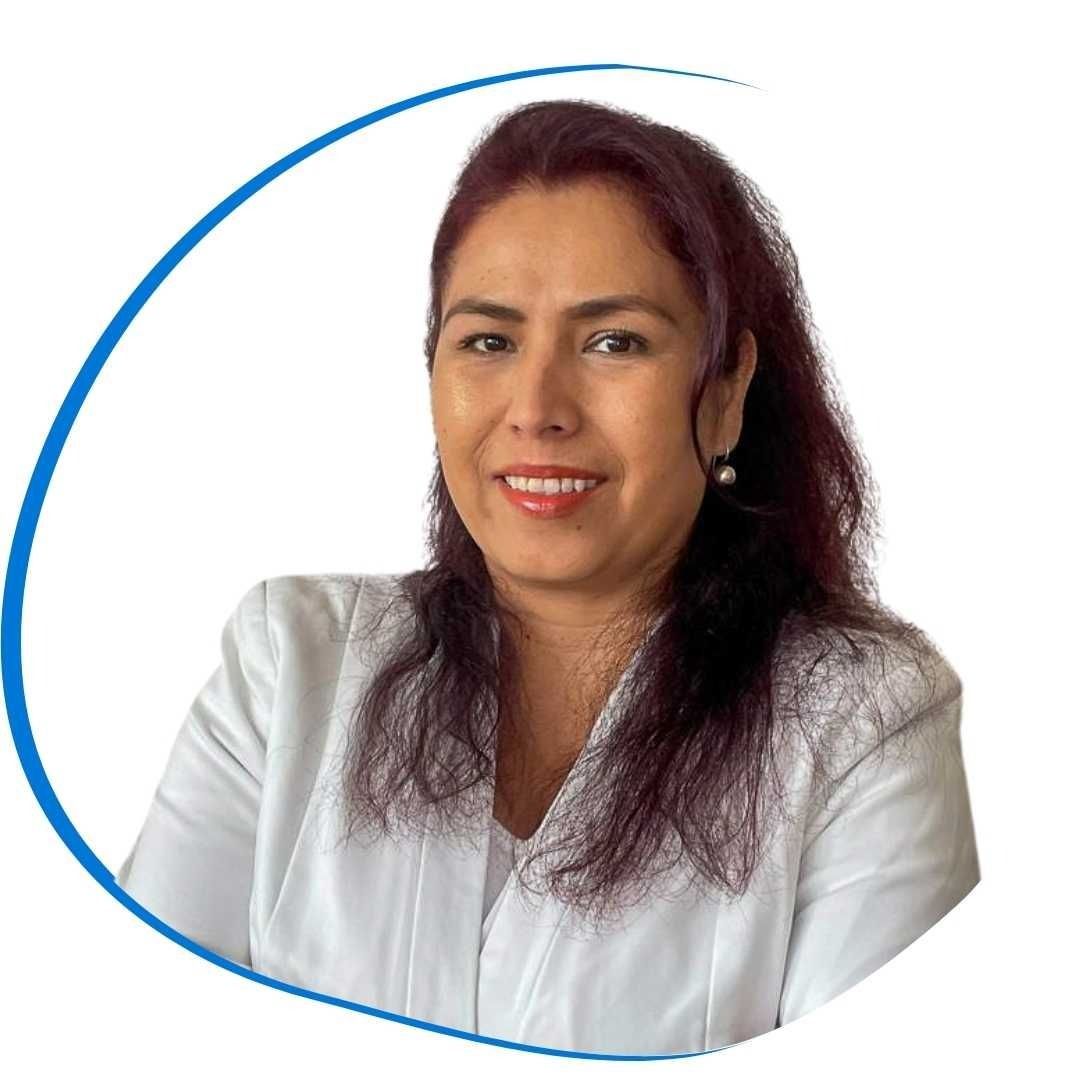 Una mujer con una chaqueta blanca sonríe a la cámara.