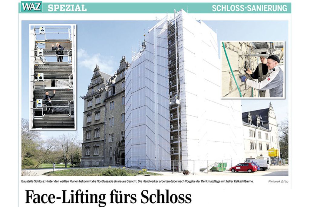 Schloss im Umbau, in Weiß gehüllt, mit Gerüst und Arbeitern.