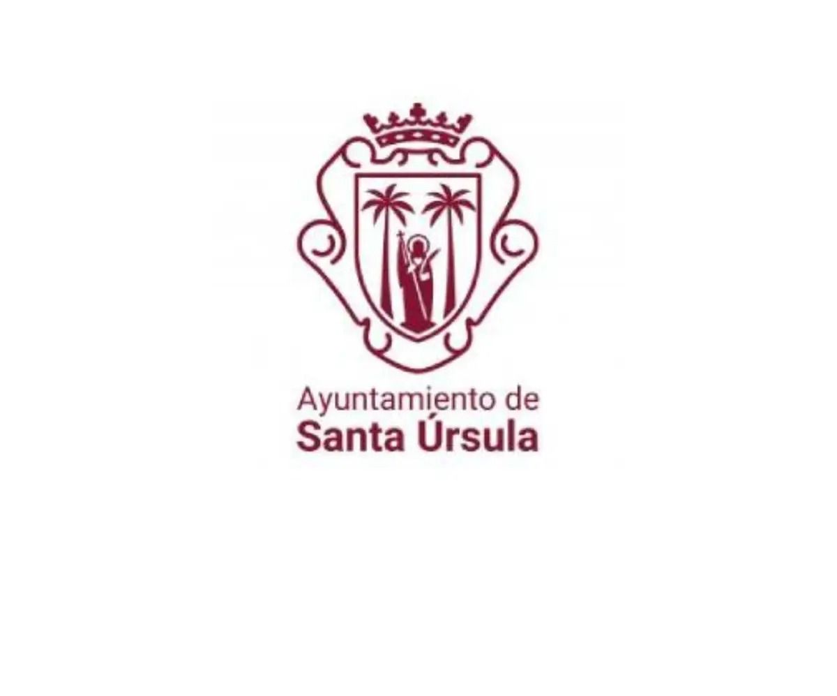 Logotipo con la inscripción “Maderas Santana” en texto rojo y azul sobre fondo blanco.