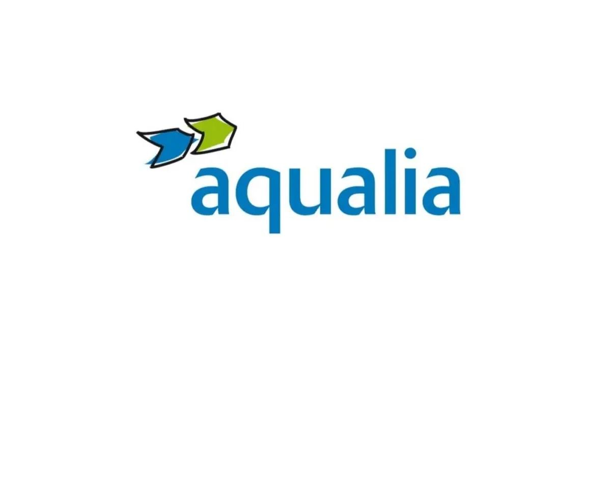 Logotipo con la inscripción “Maderas Santana” en texto rojo y azul sobre fondo blanco.