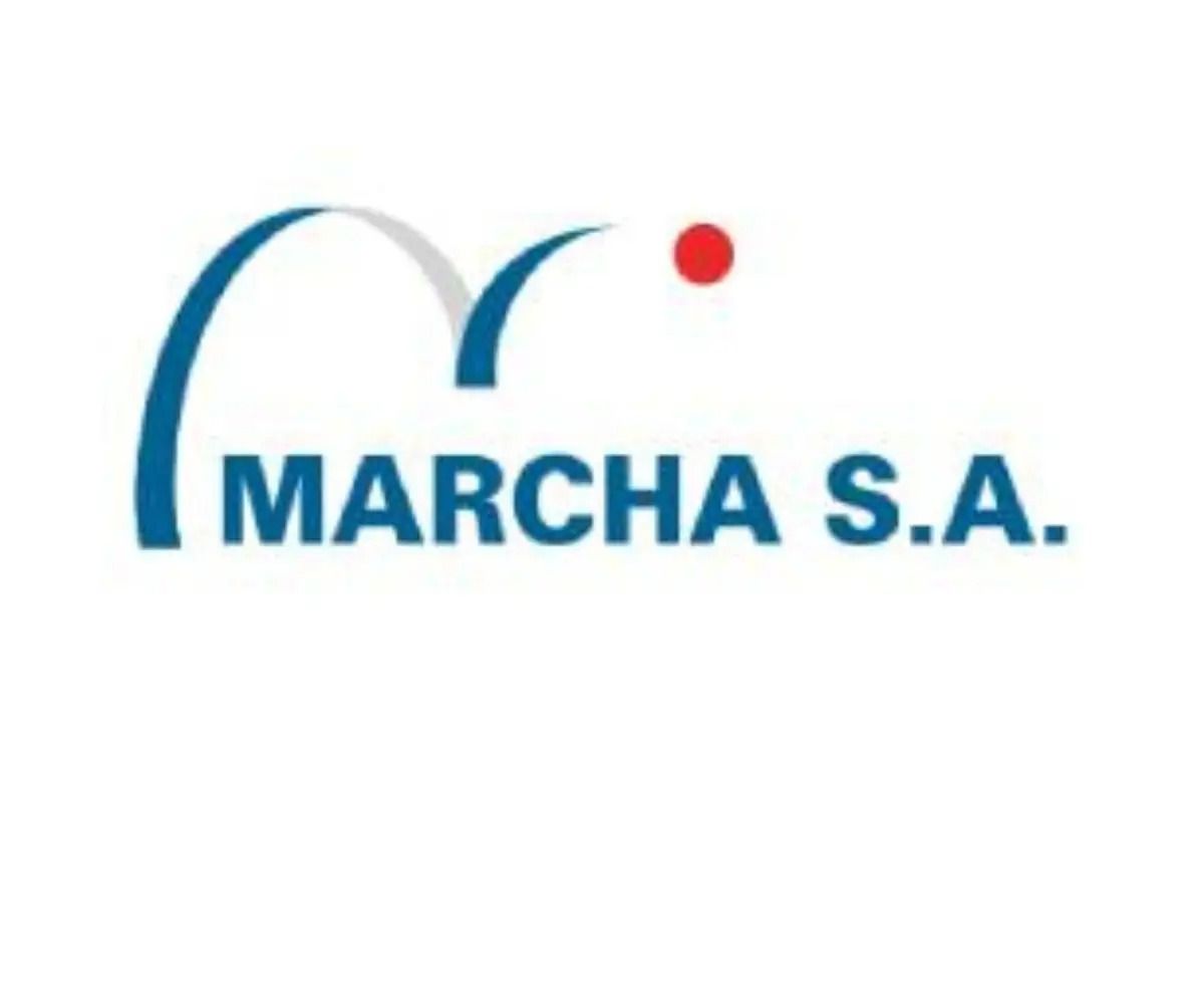 Logotipo con la inscripción “Maderas Santana” en texto rojo y azul sobre fondo blanco.