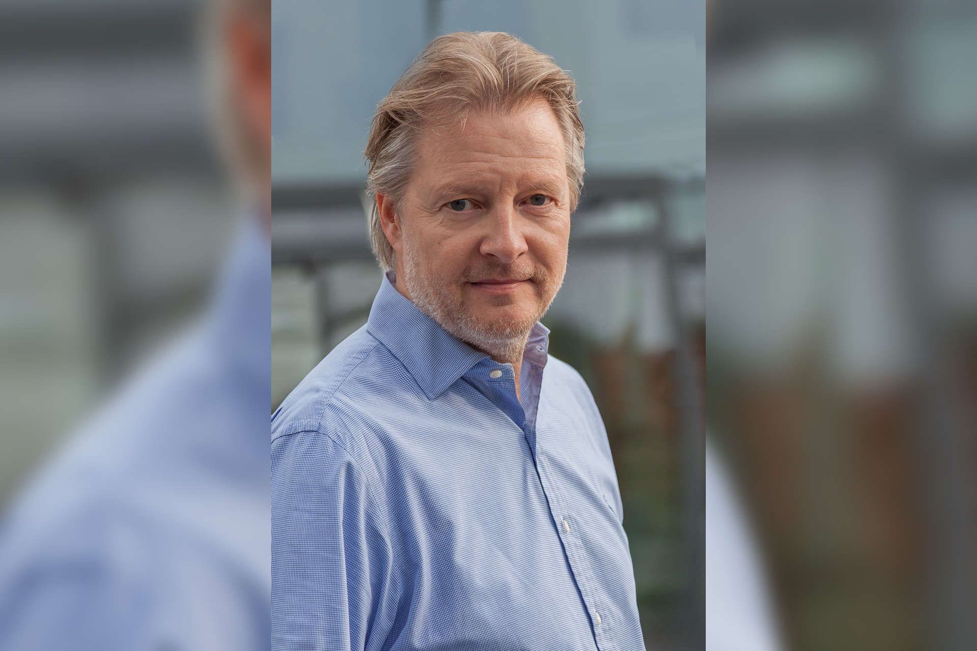 Schreibtischoberfläche mit Block und Laptop