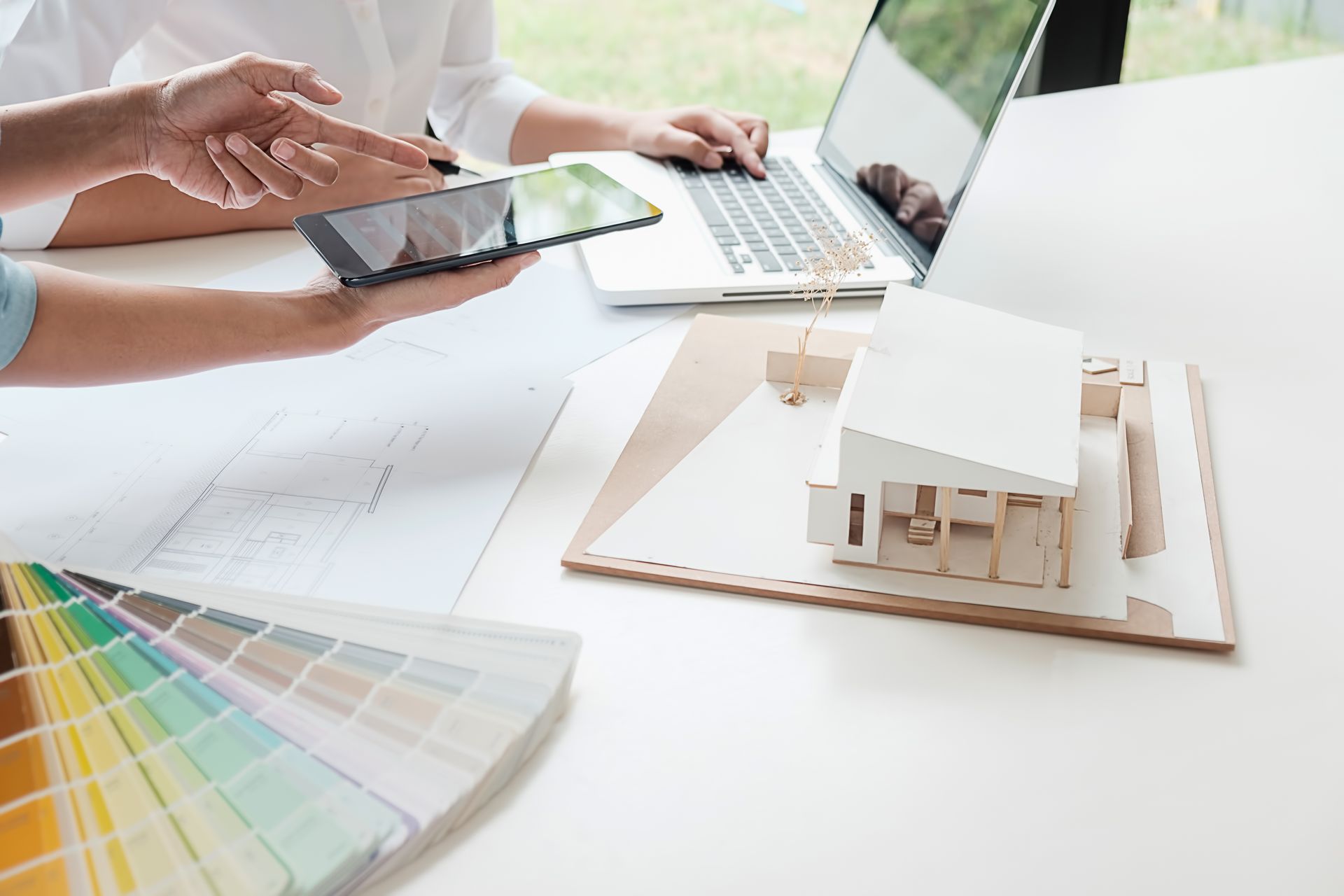 Schreibtisch eines Innenarchitekten mit Modellhaus