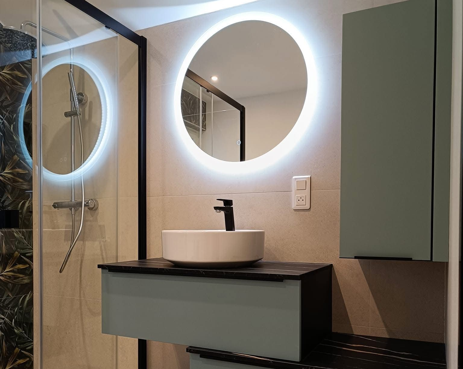 Salle de bains contemporaine avec un miroir, des meubles et une douche