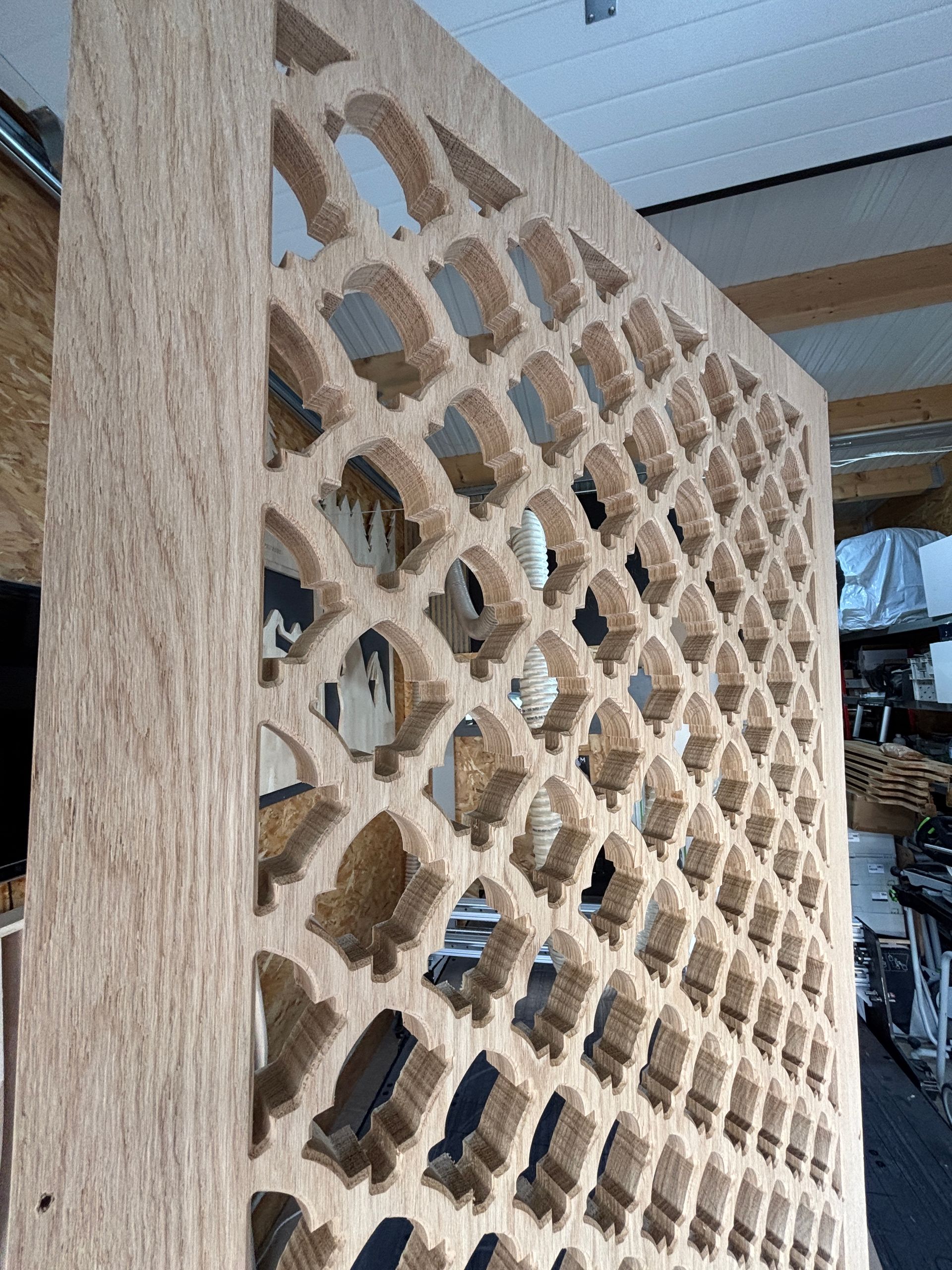 Cuisine moderne avec parquet, meubles et colonne.