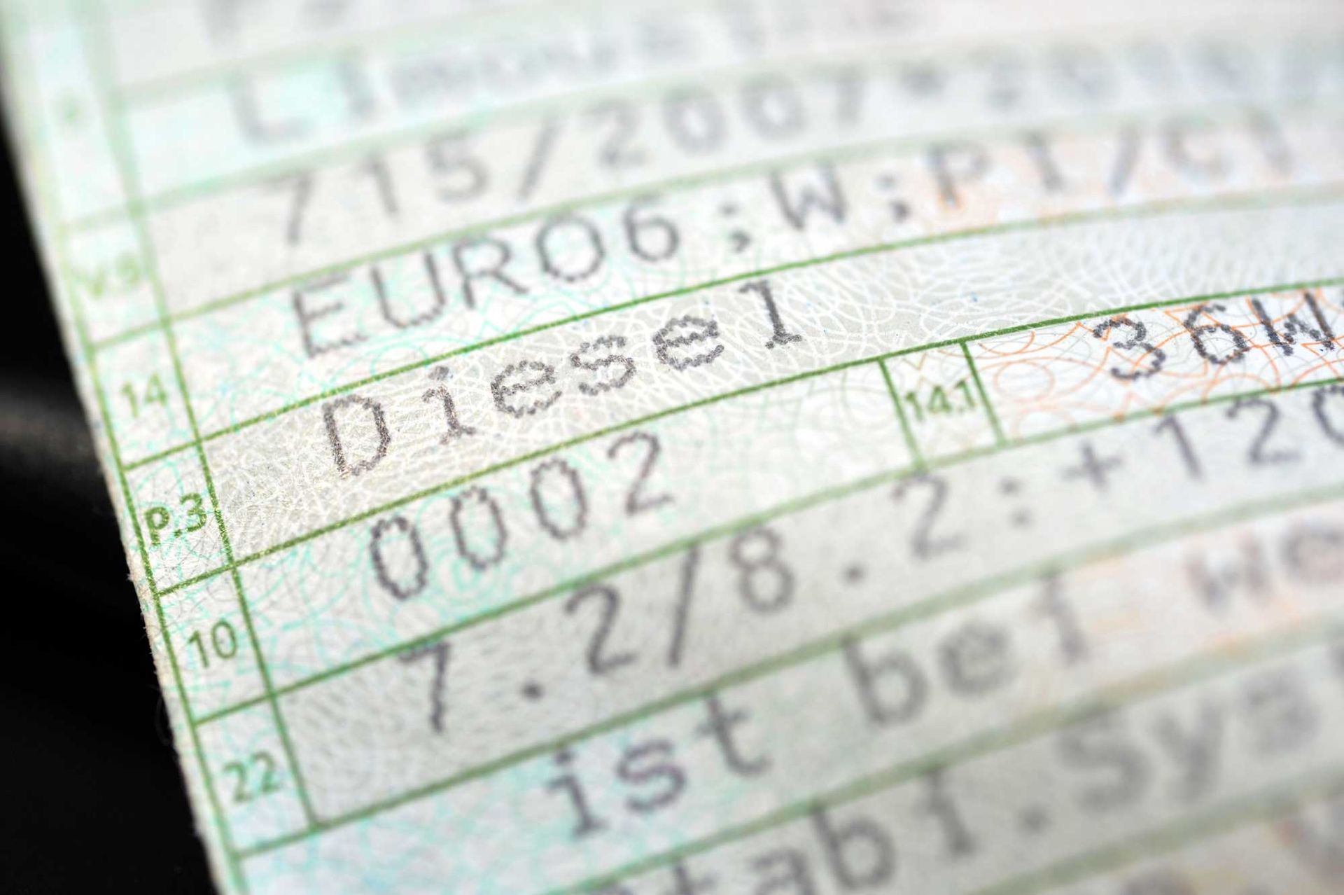 Nahaufnahme eines Fahrzeugscheins mit Angaben zu den Motortypen „Diesel“ und „EURO6“.
