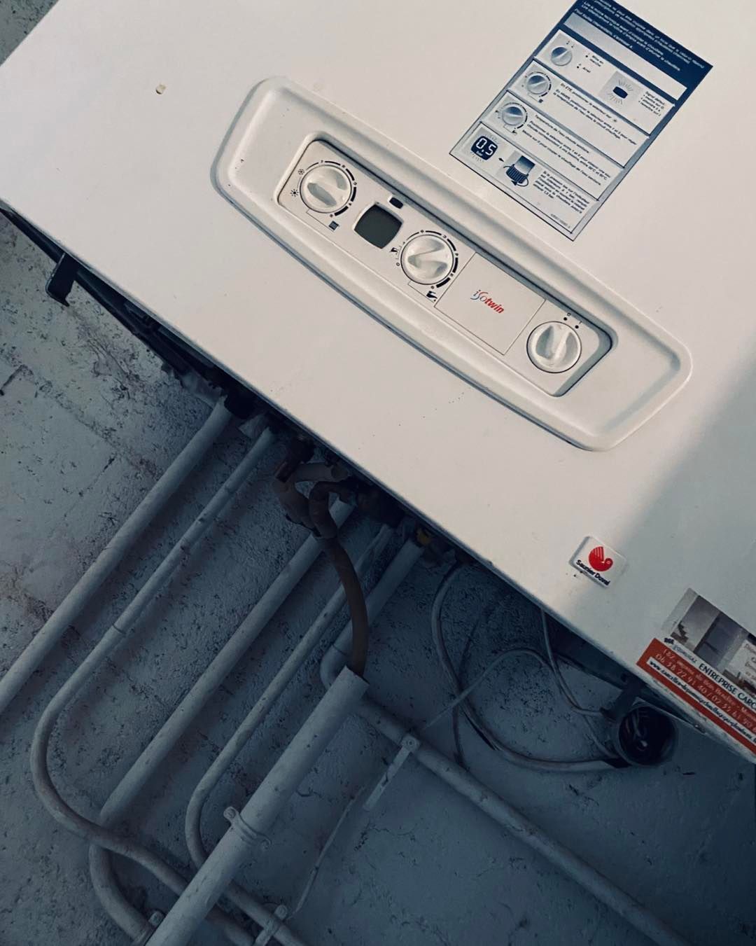 Ballon thermodynamique, raccordements et boutons de réglage