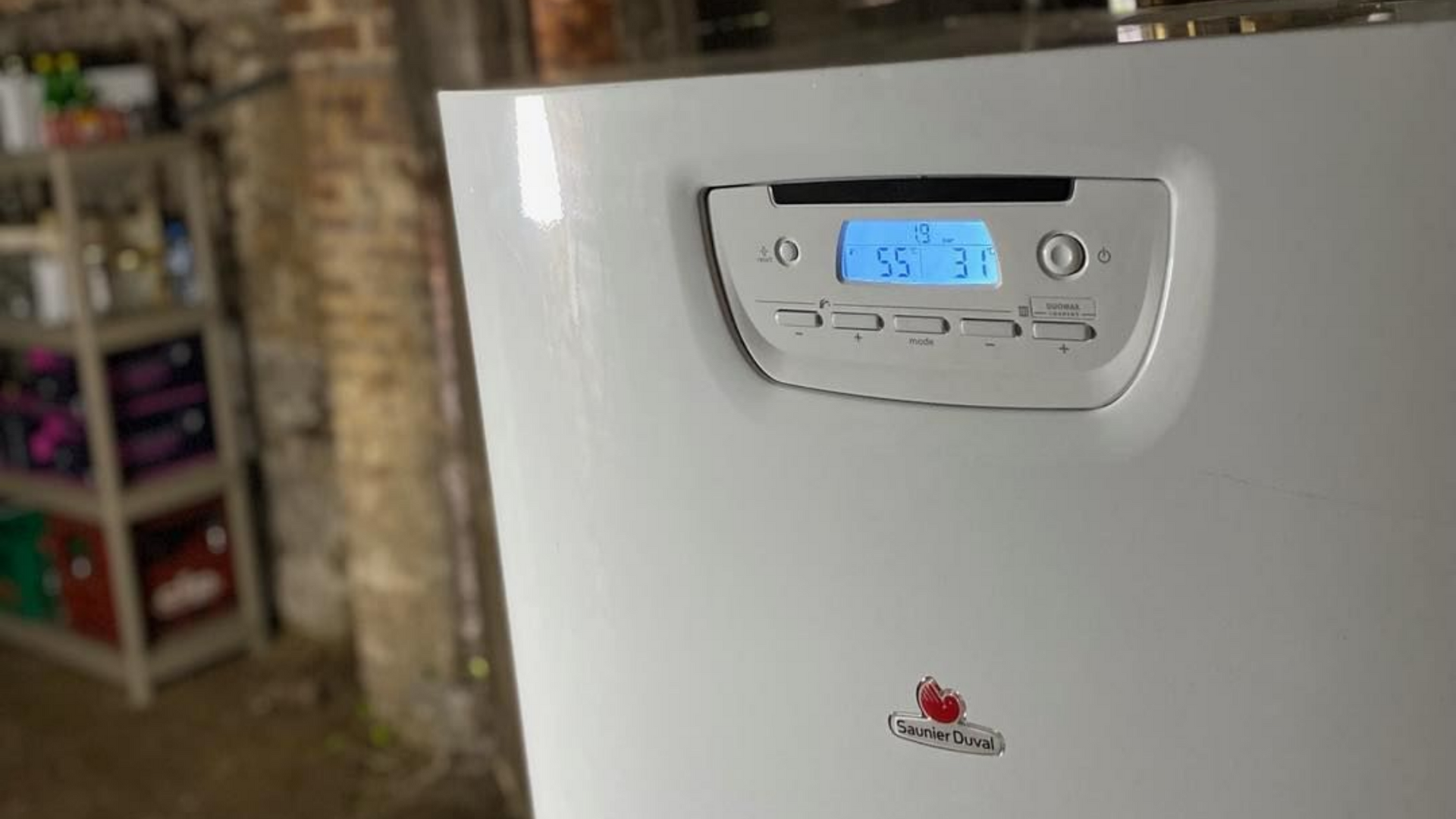 Un déshumidificateur Comfort-Aire blanc dans un sous-sol, affichant un écran numérique indiquant un taux d'humidité de 55 %.