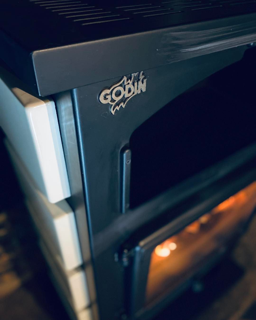Gros plan sur un poêle à bois Godin