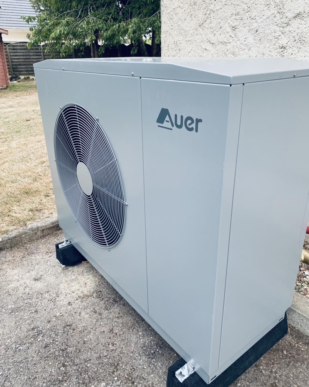 Une unité de pompe à chaleur extérieure grise de marque Auer