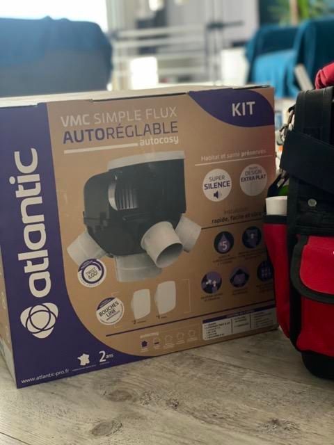 Une boîte de kit de VMC simple flux de marque Atlantic