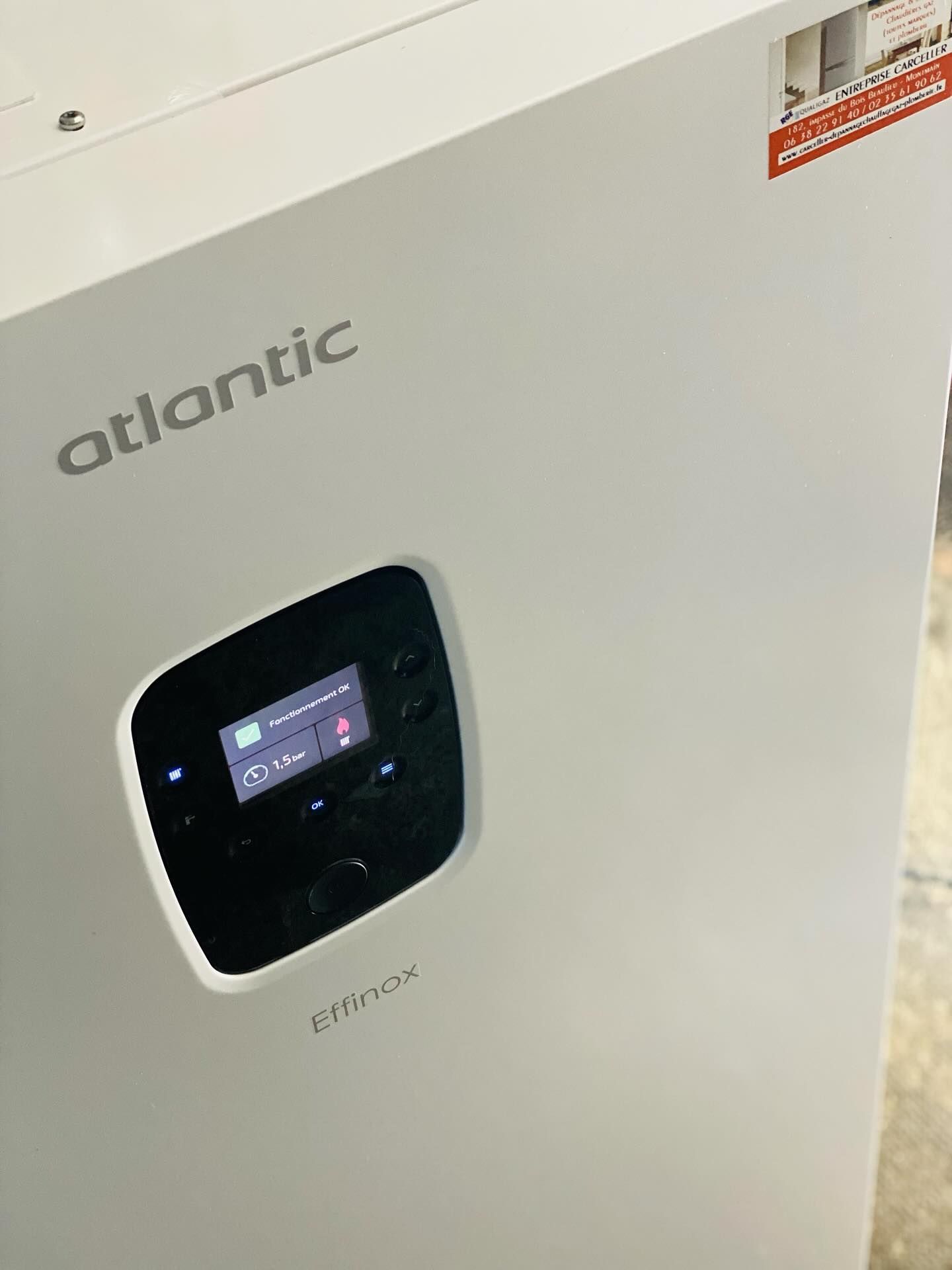 Chaudière sur pied blanche Atlantic Effinox avec panneau de commande numérique central noir.