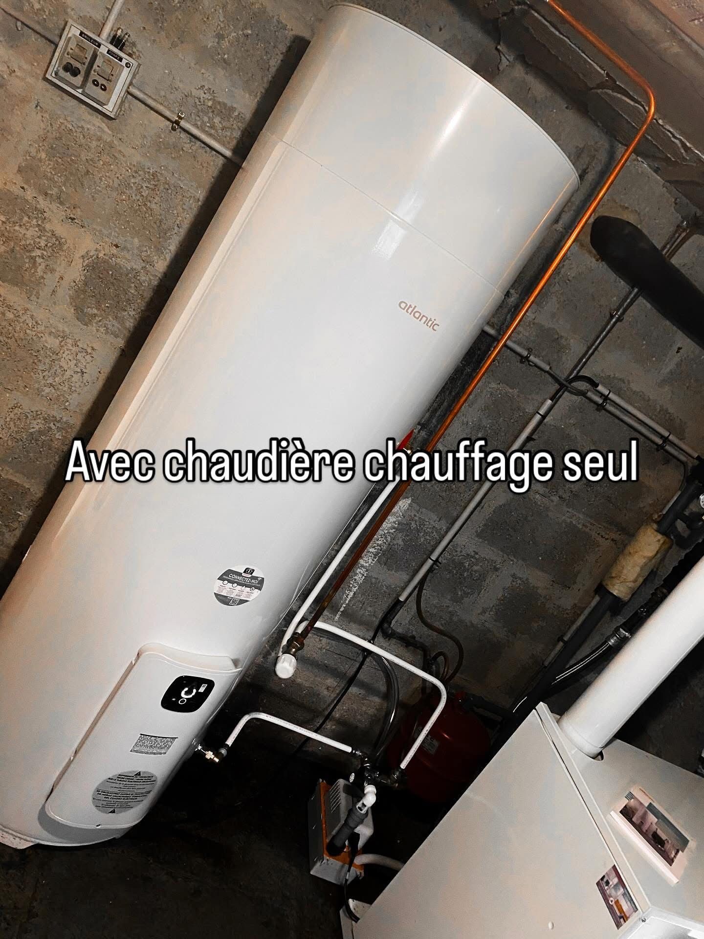 Un chauffe-eau électrique Atlantic fixé sur un mur carrelé