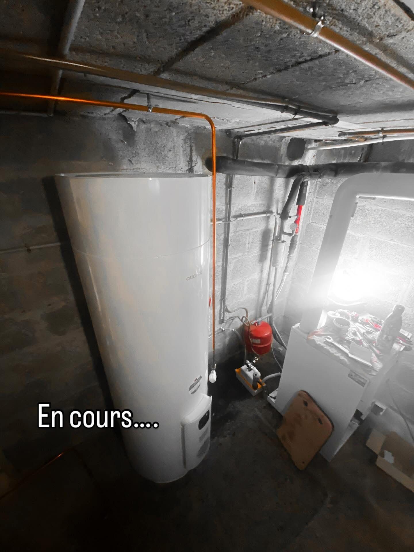 Au premier plan, une personne travaille sur des tuyaux de cuivre fixés au mur