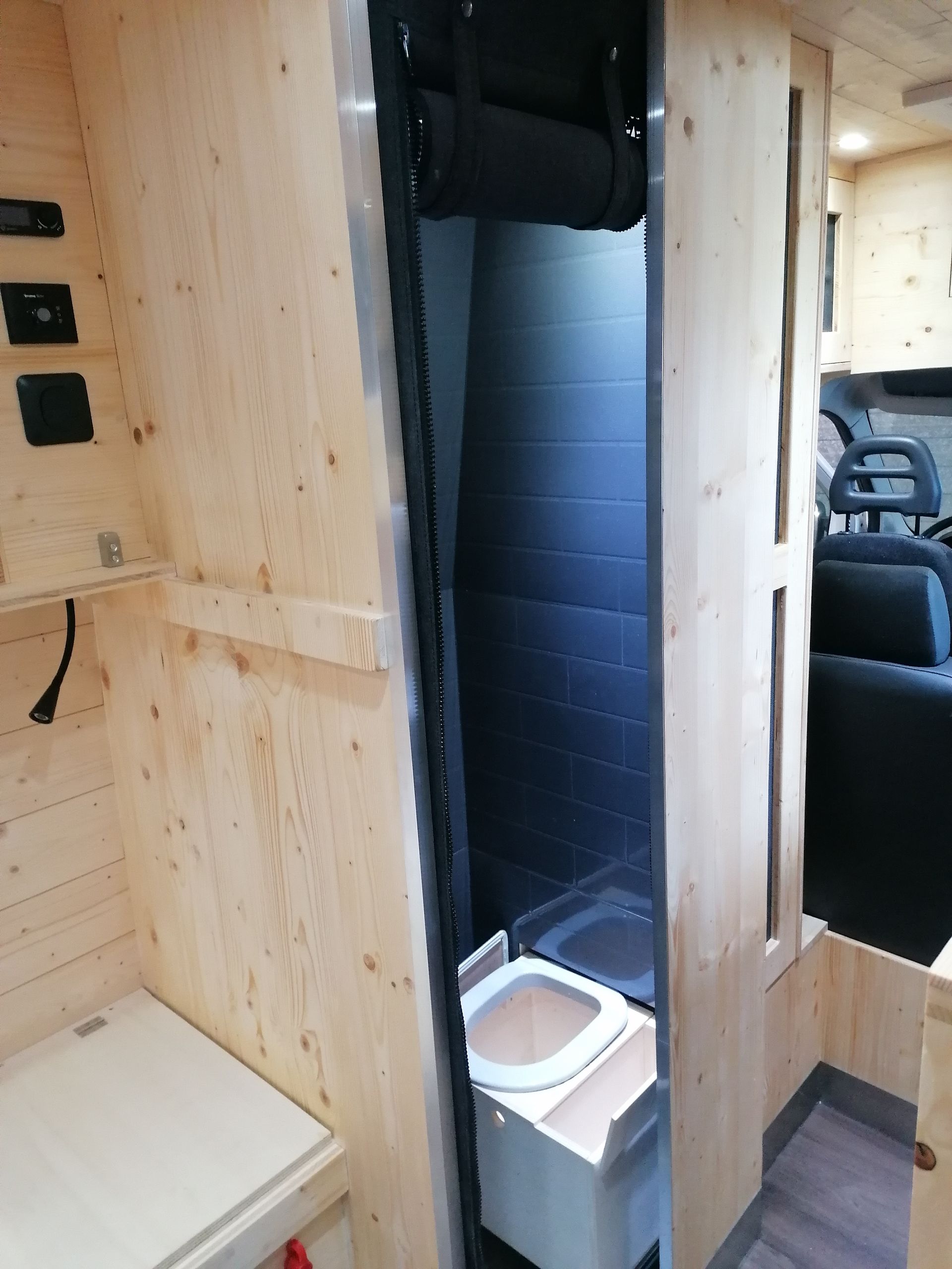 Toilettes sèches dans un van aménagé