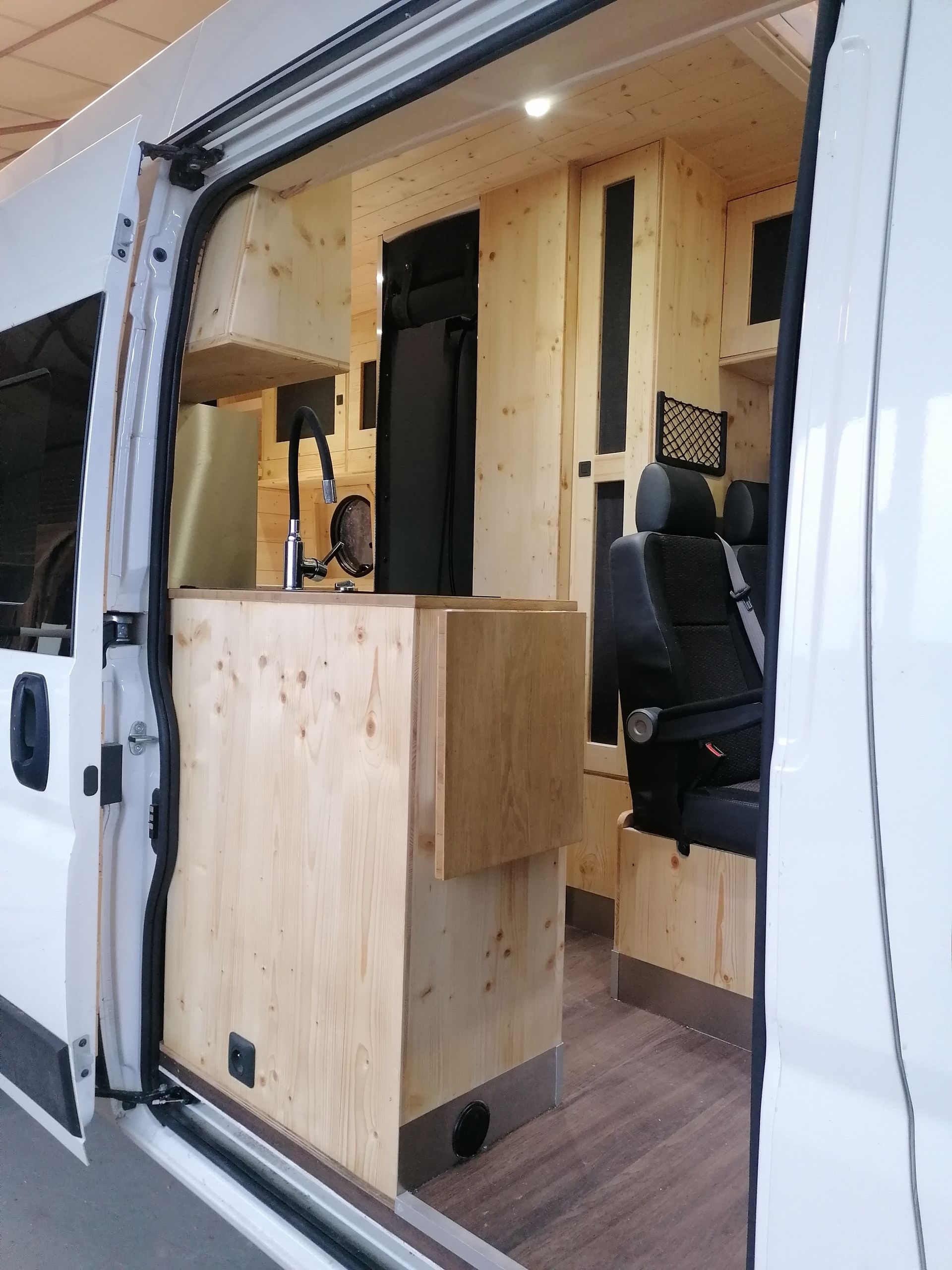 Entrée d'un fourgon aménagé