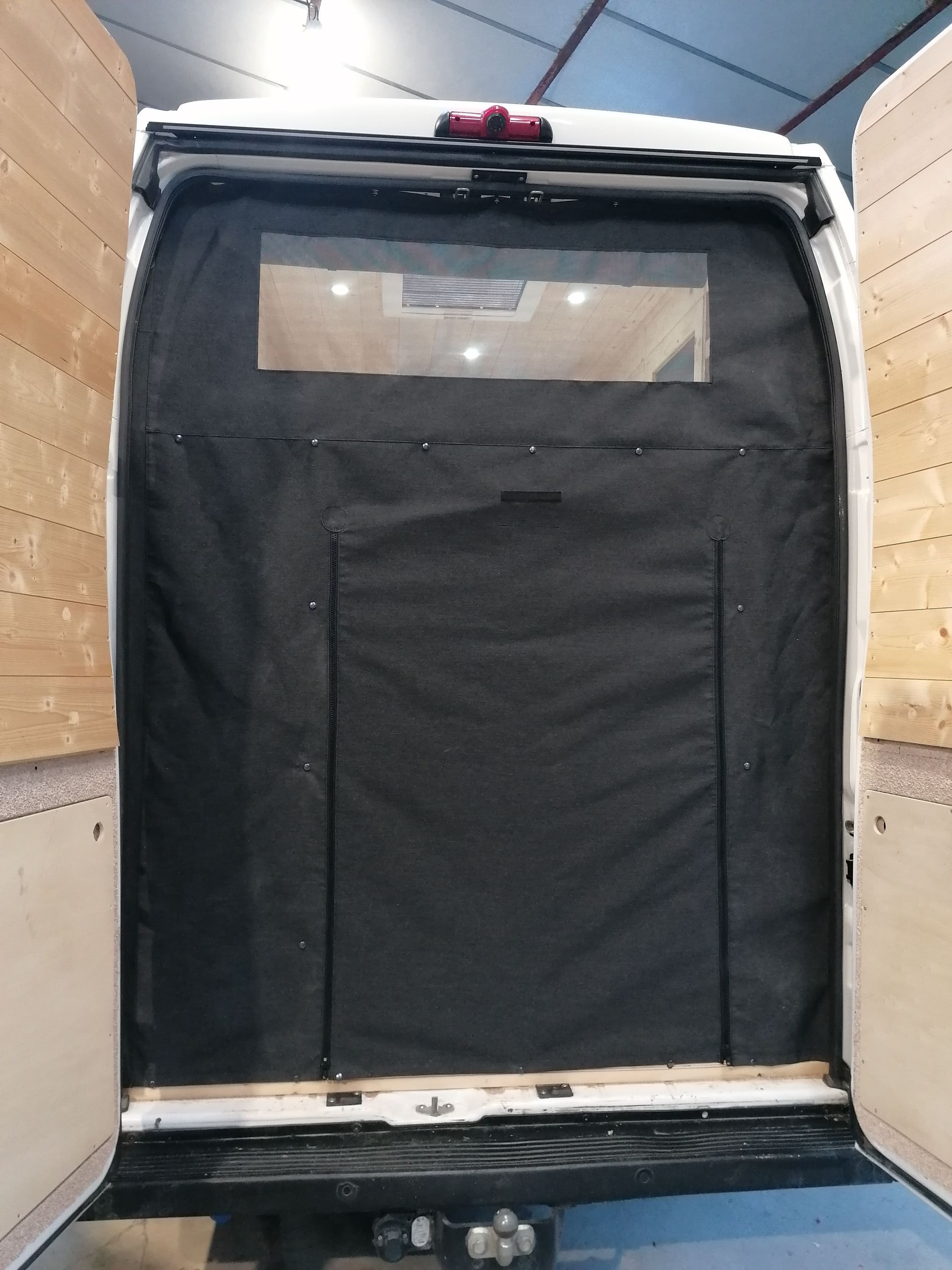 Cloison en tissu dans un van aménagé