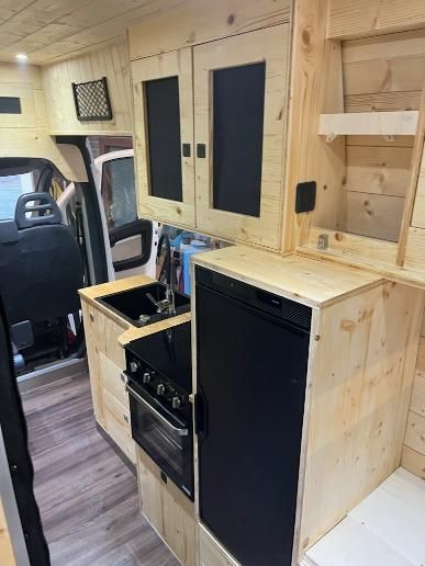 Cuisine dans un fourgon aménagé