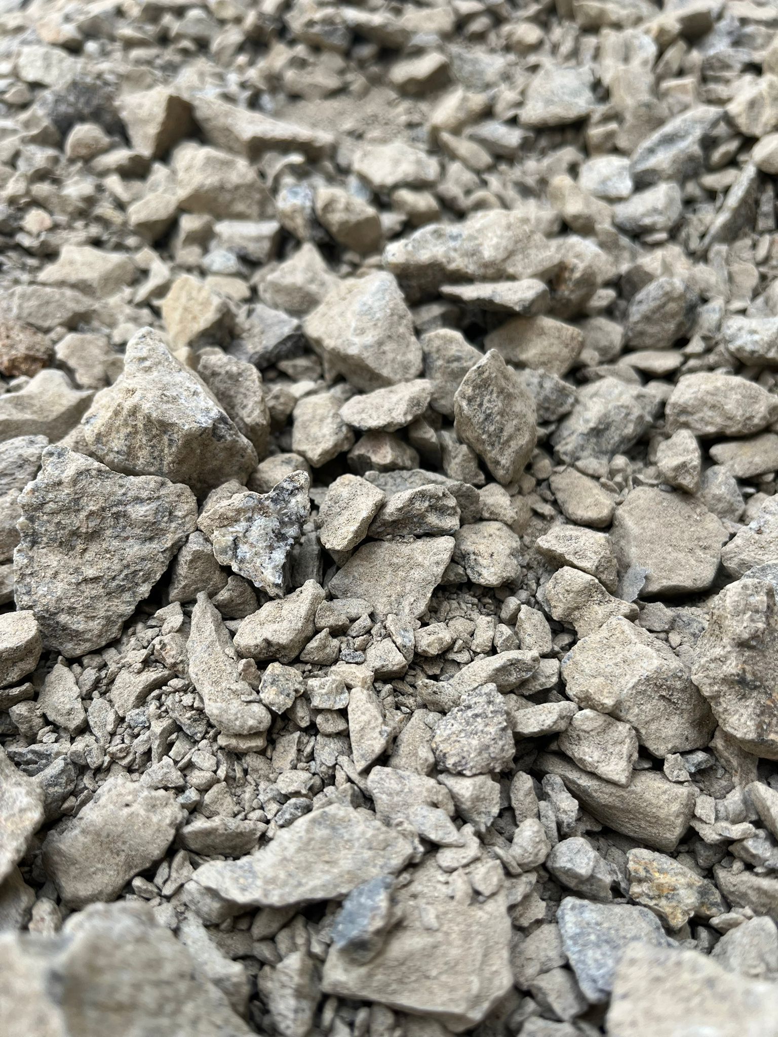 Gros plan sur de petits graviers gris remplissant le cadre.
