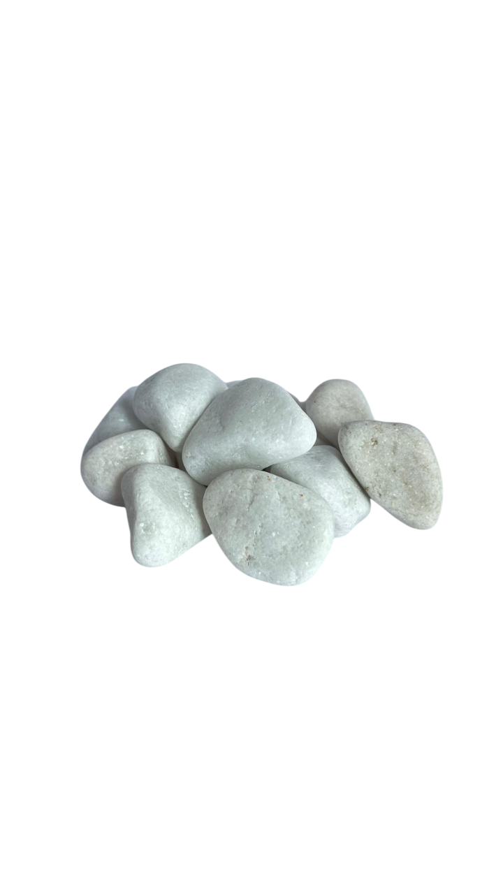 Un tas de petits graviers gris clair remplit le cadre.