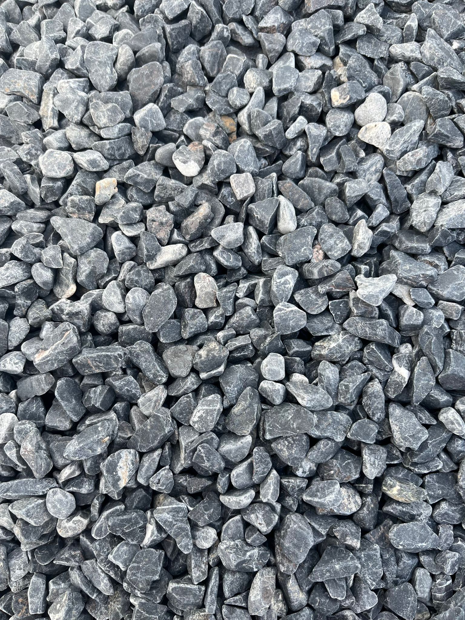 Gros plan sur de petits graviers gris remplissant le cadre