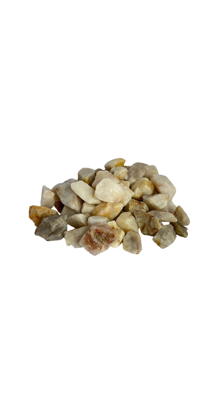 Gros plan sur de petits cailloux beige clair et gris remplissant le cadre