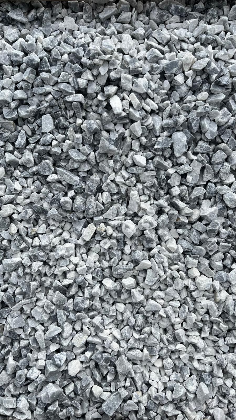 Gros plan sur de petits graviers gris remplissant le cadre