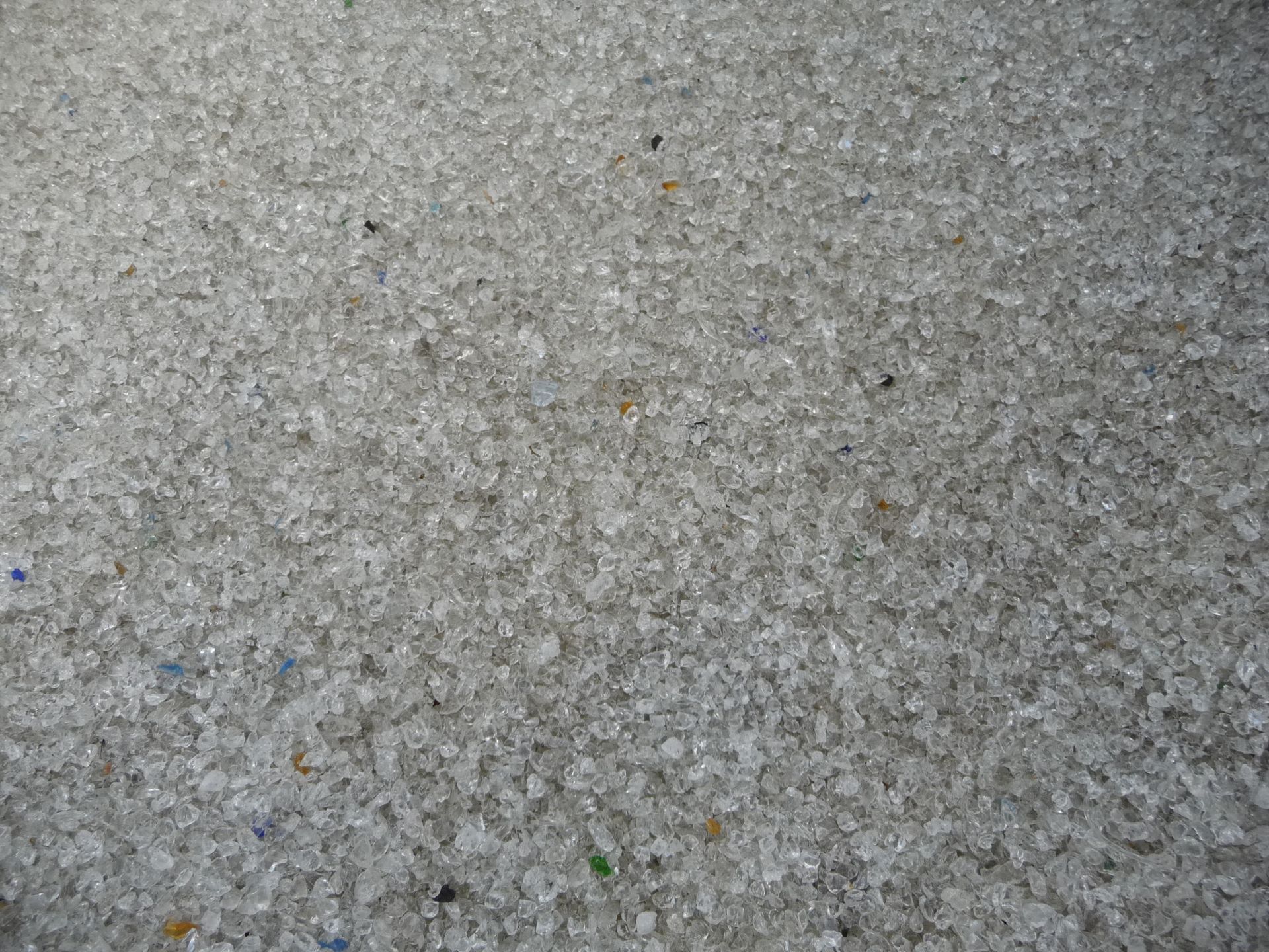 Surface en béton gris moucheté avec de petits débris épars