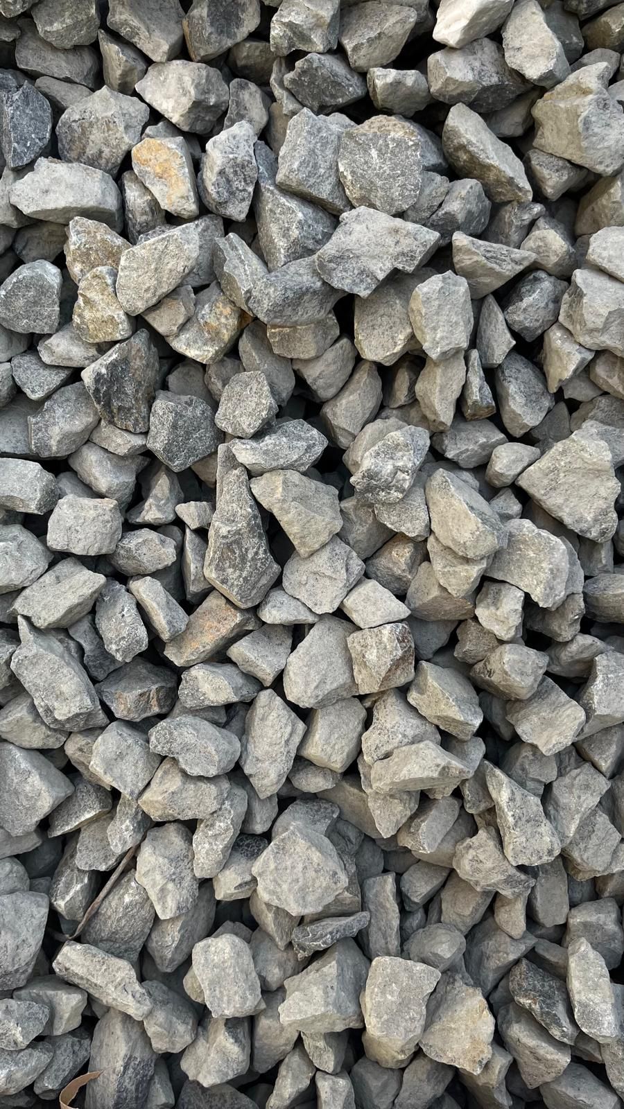 Un tas de petits cailloux gris concassés remplit le cadre.