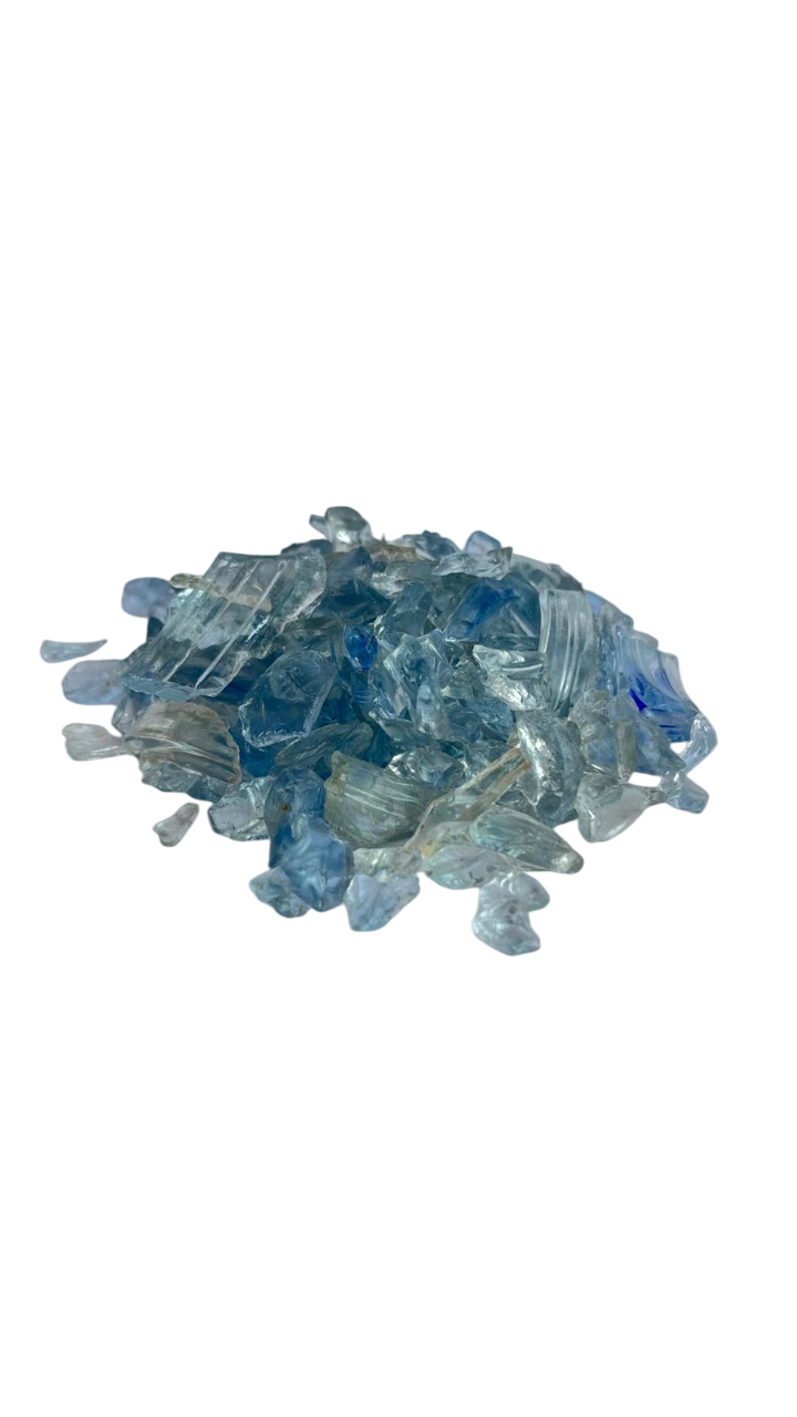 Gros plan sur des éclats de verre bleu concassé à la surface givrée et texturée