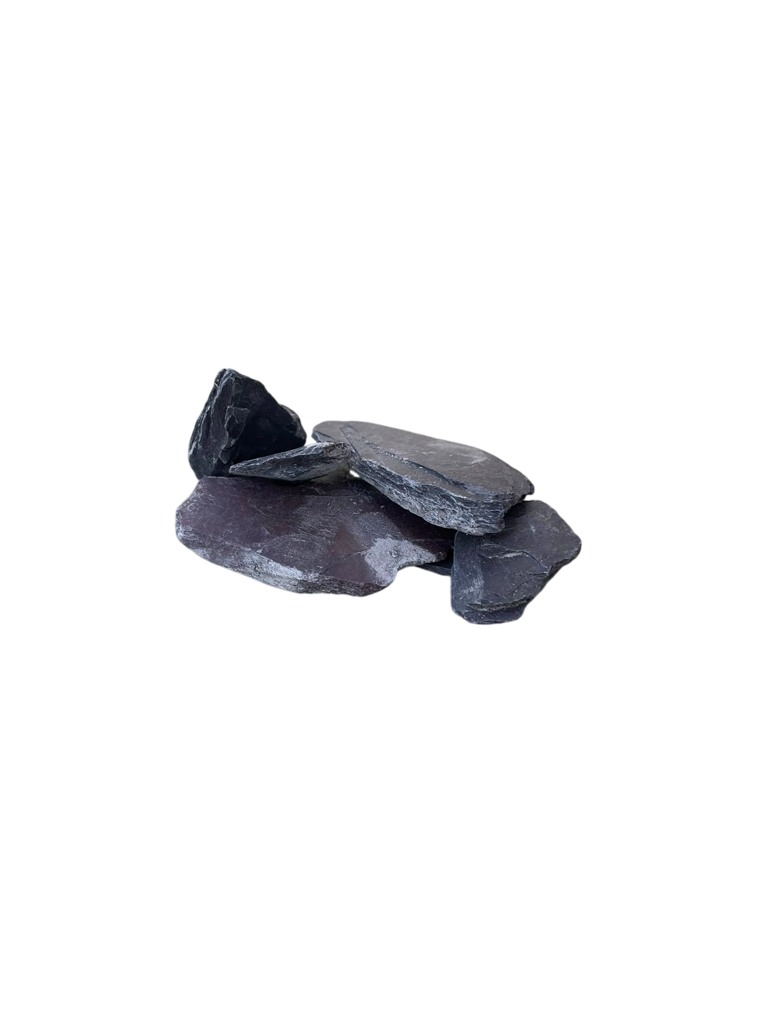 Tas de roches concassées grises et roses et de débris sur le sol
