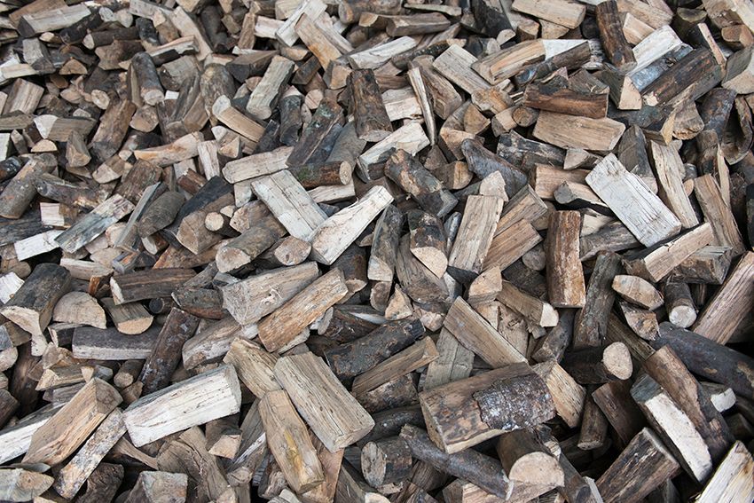 Pile de bûches de bois de chauffage coupées et empilées ensemble
