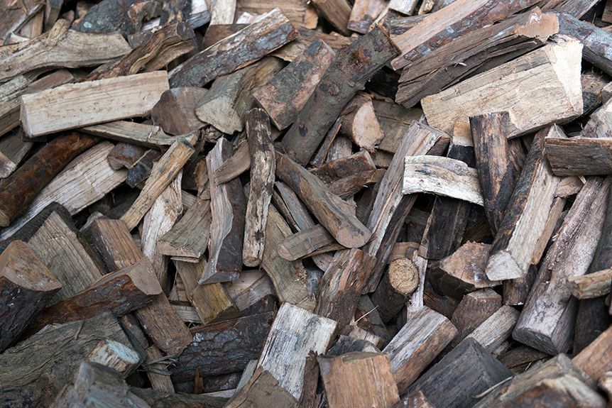 Pile de bûches de bois de chauffage coupées et empilées ensemble