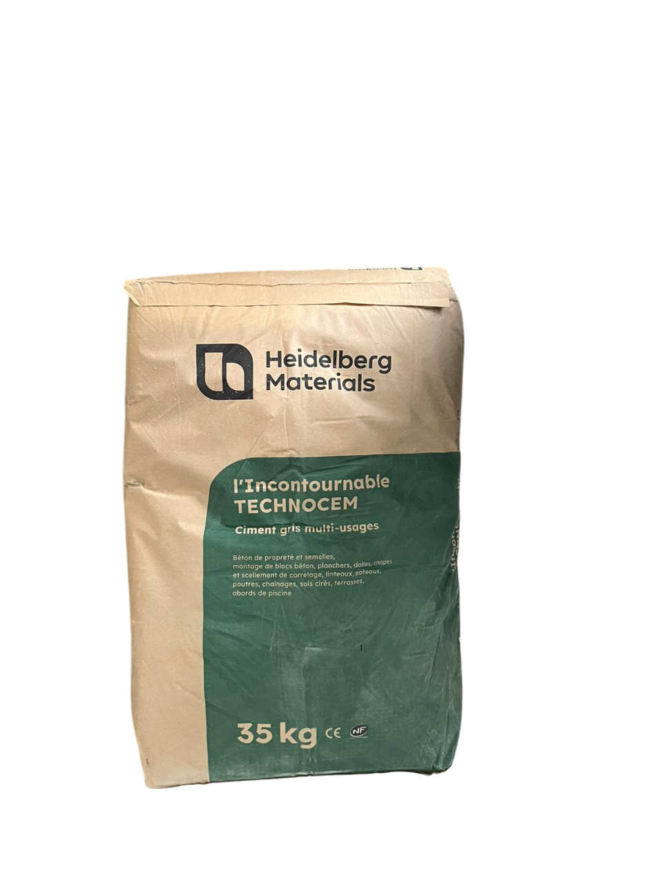 Sac de ciment Heidelberg Materials marron et vert, debout sur fond blanc