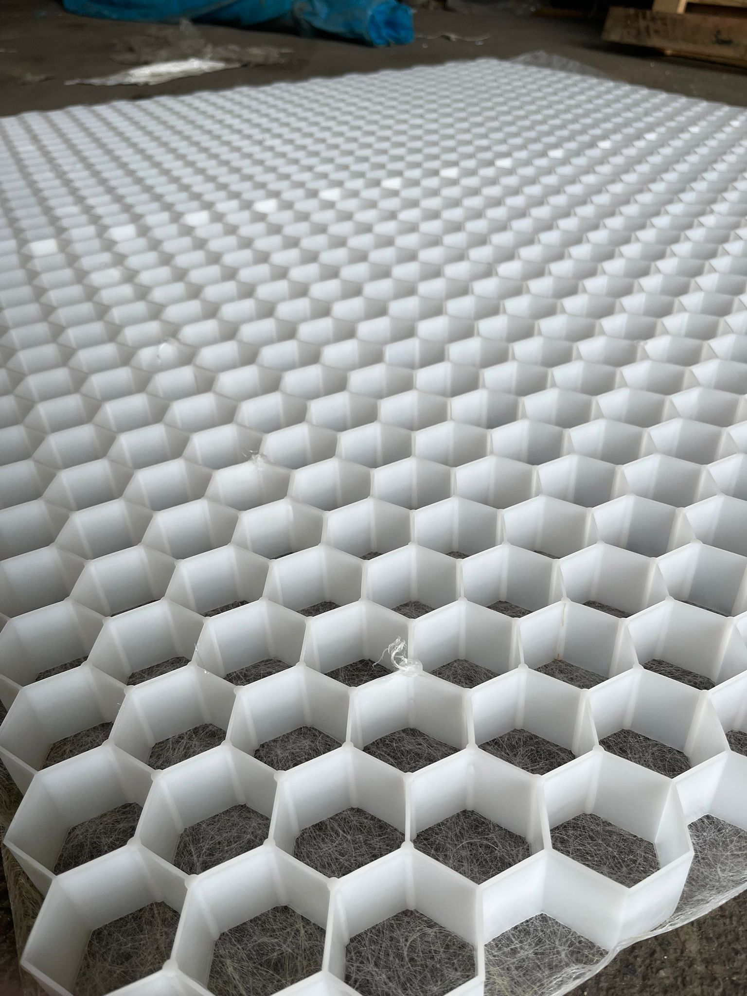 Surface enneigée à motif alvéolaire avec des cellules hexagonales répétitives