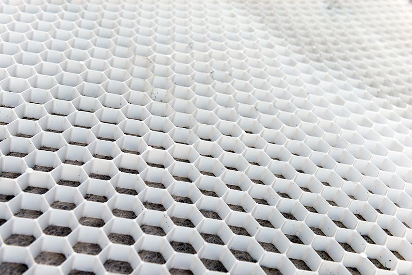 Surface enneigée à motif alvéolaire avec des cellules hexagonales répétitives