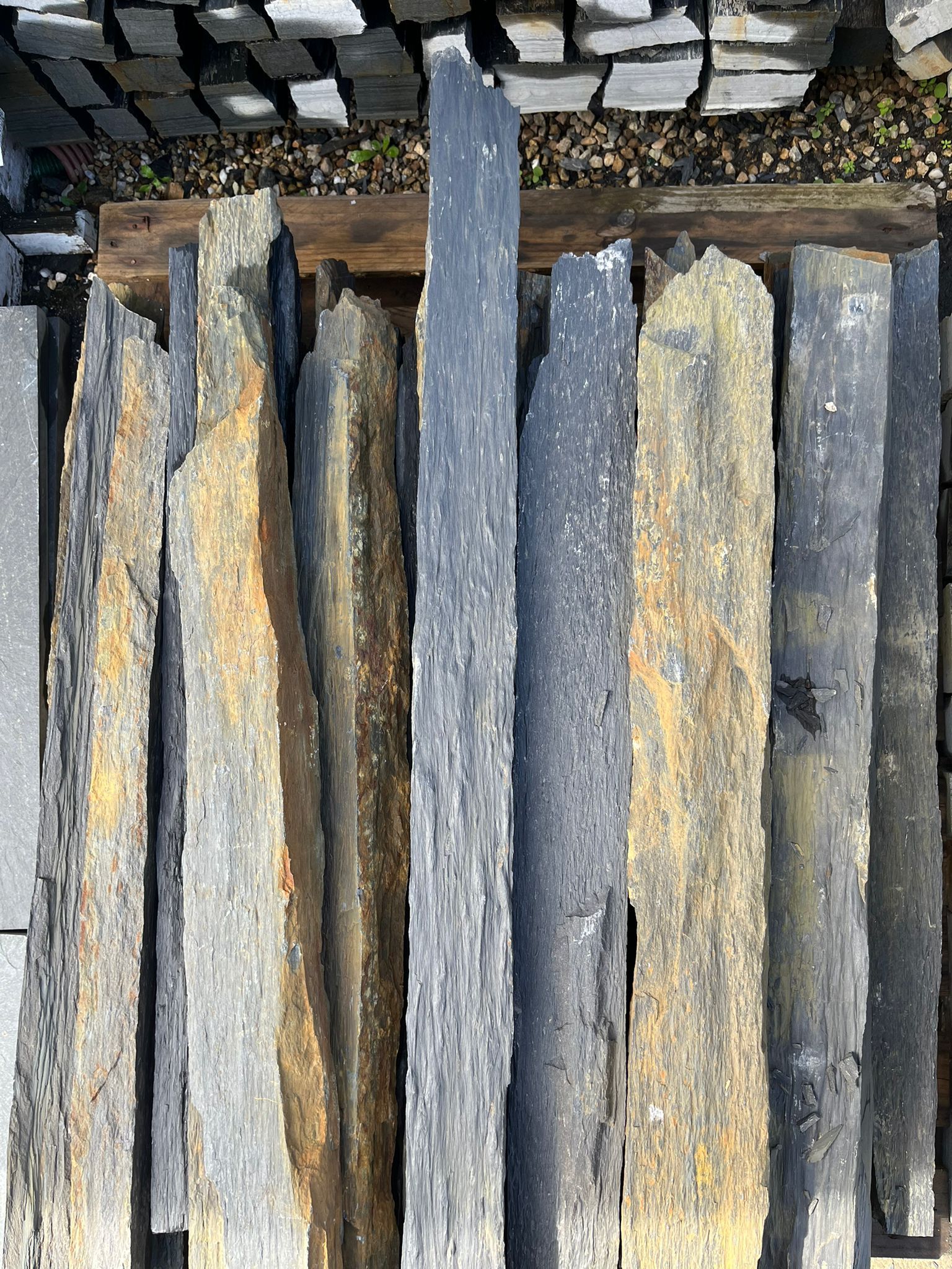 Des dalles de pierre brute empilées sur un chantier de construction