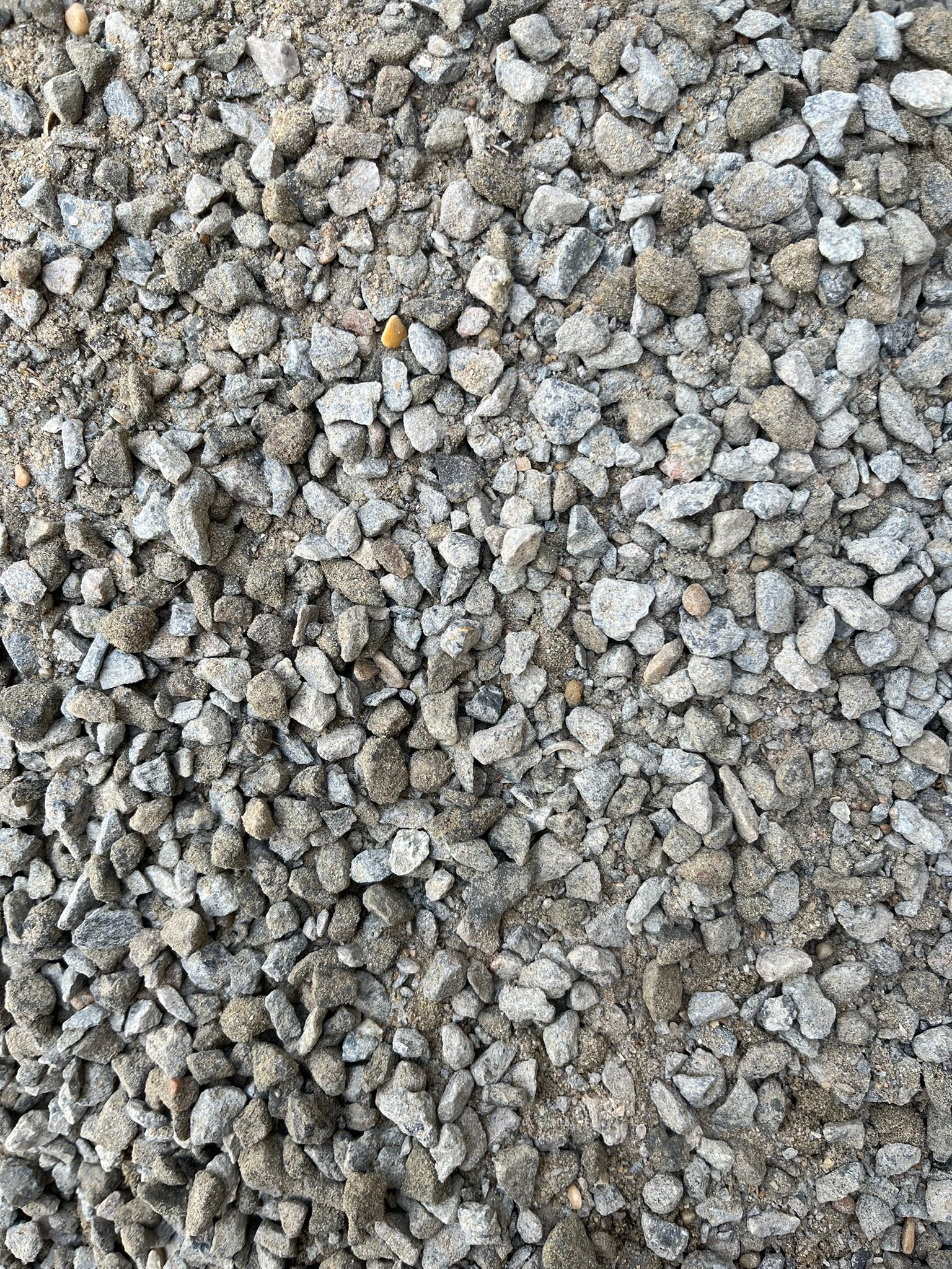 Gros plan sur des graviers gris à la texture rugueuse