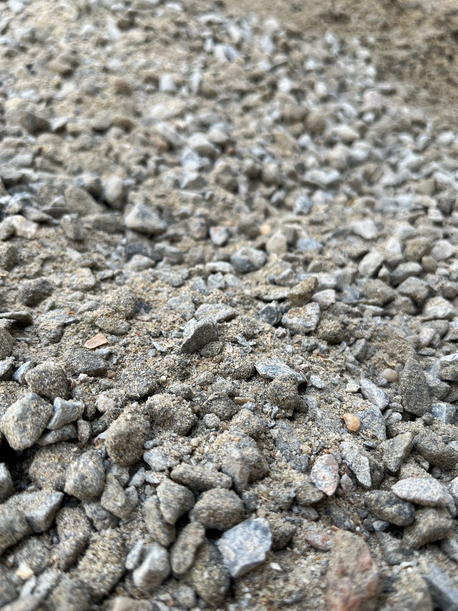 Gros plan sur des graviers gris à la texture rugueuse