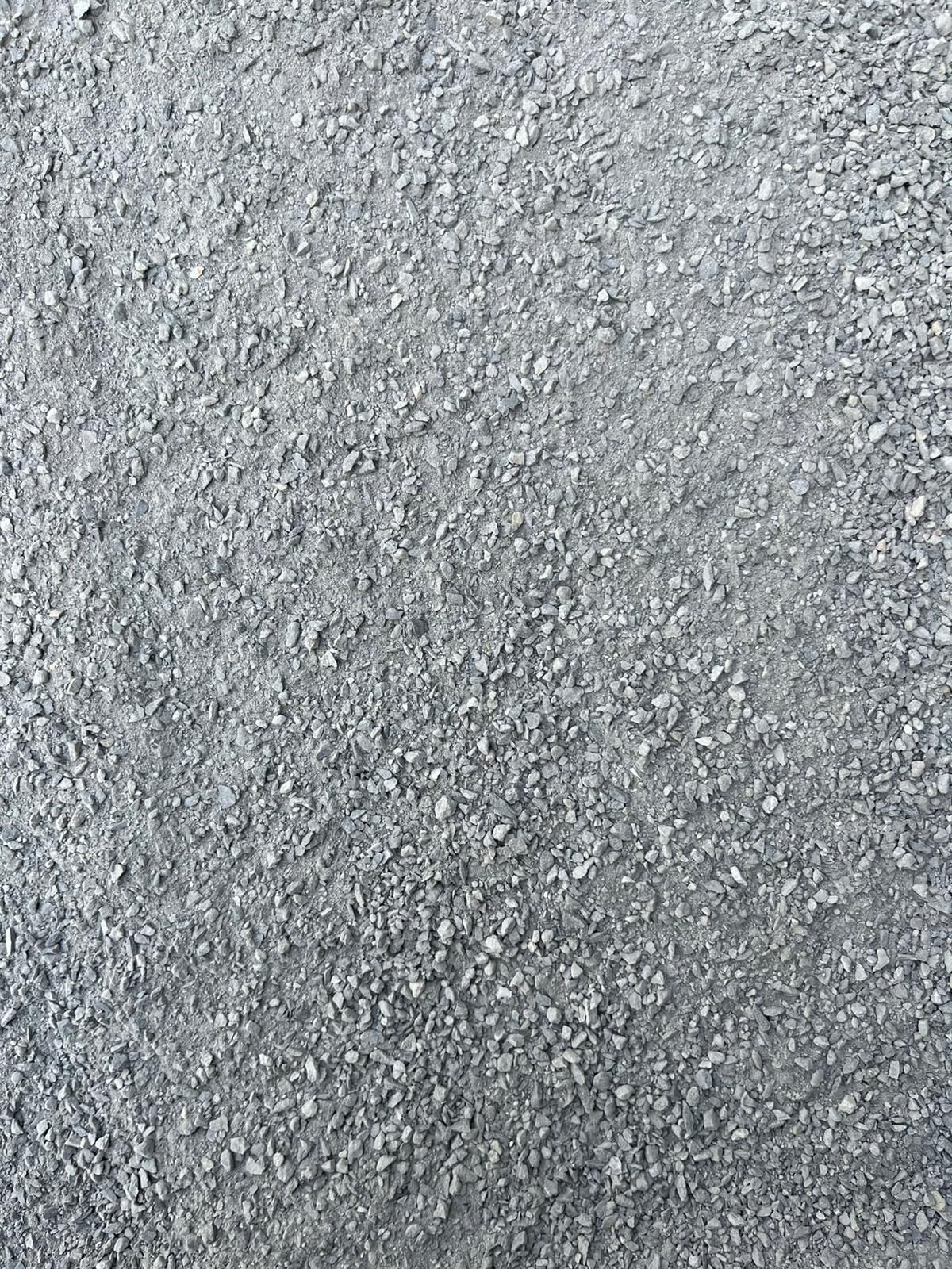 Gros plan sur une surface grise texturée et rugueuse à motif moucheté