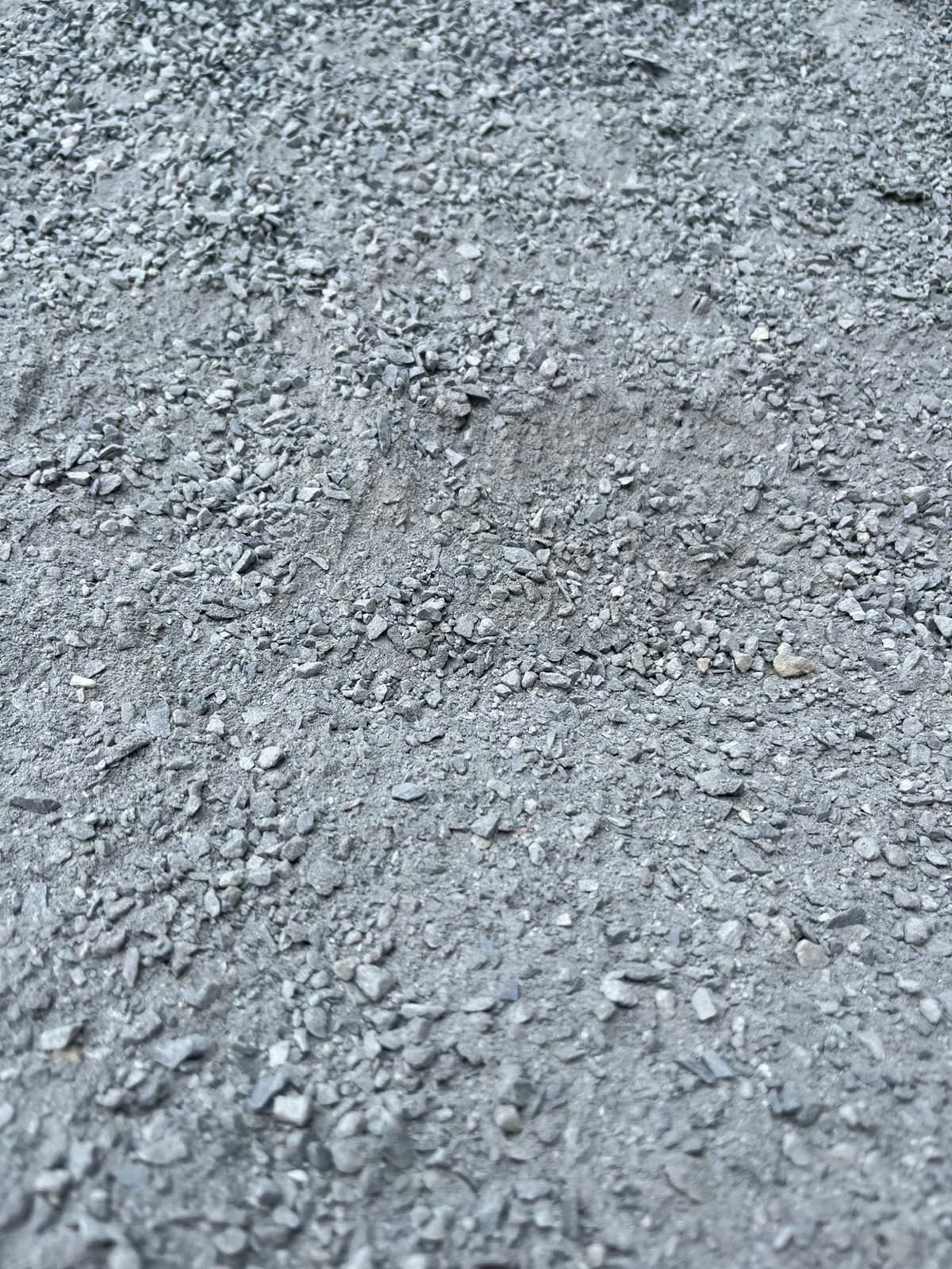 Gros plan sur une surface grise texturée et rugueuse à motif moucheté