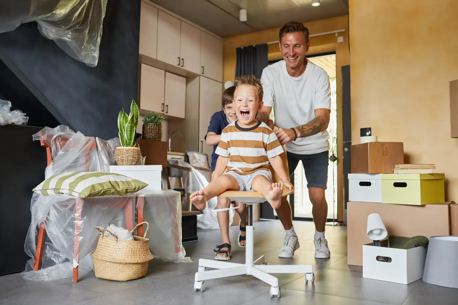 Un niño risueño está sentado en una silla de oficina
